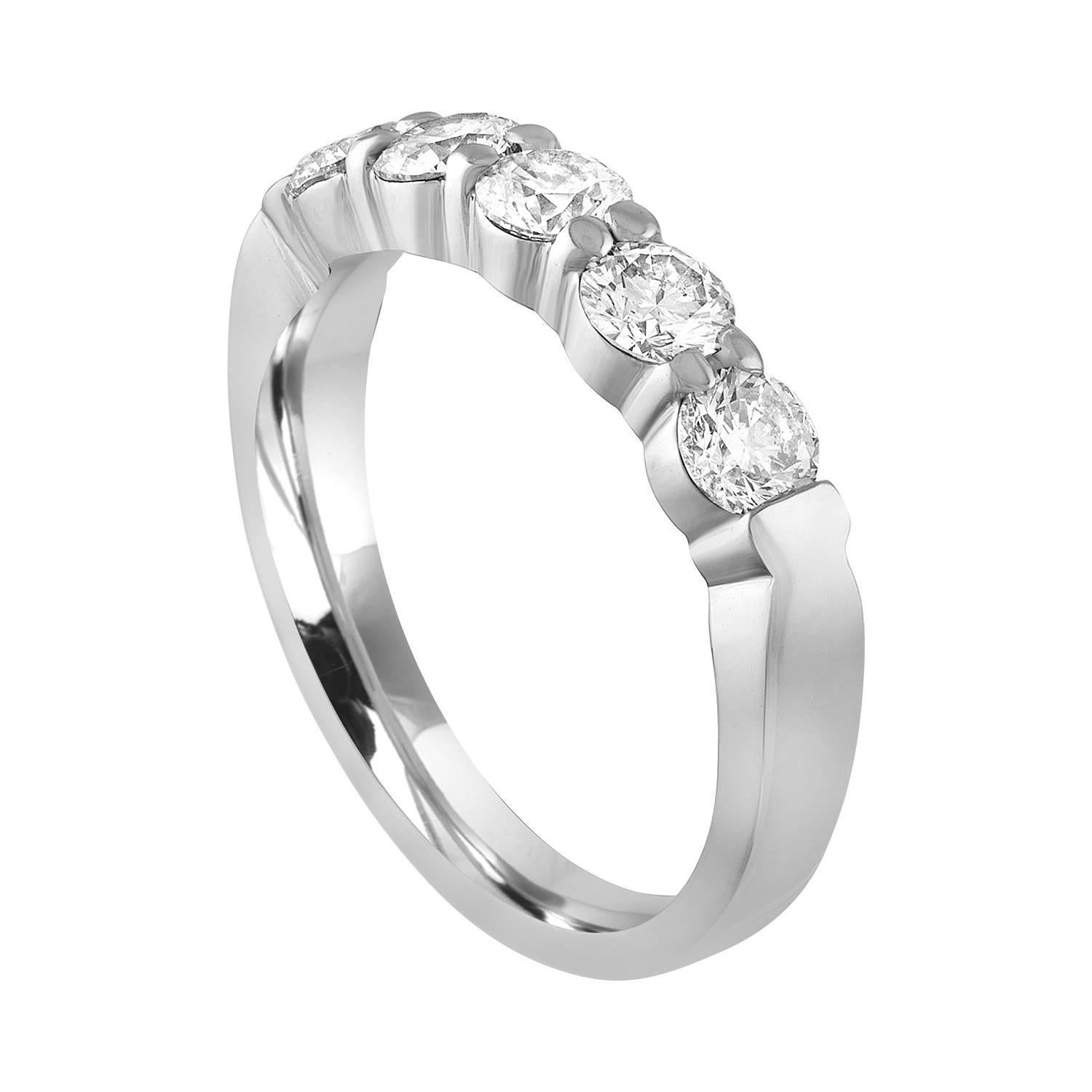 Sehr schöner halber Diamantbandring.
Der Ring ist aus Platin 950.
Es sind 5 Diamanten im Rundschliff in Zacken gesetzt.
Es gibt 1,00 Karat in Diamanten F/G VS.
Der Ring ist eine Größe 6, sizable. 
Das Band ist 3,74 mm breit und verjüngt sich auf