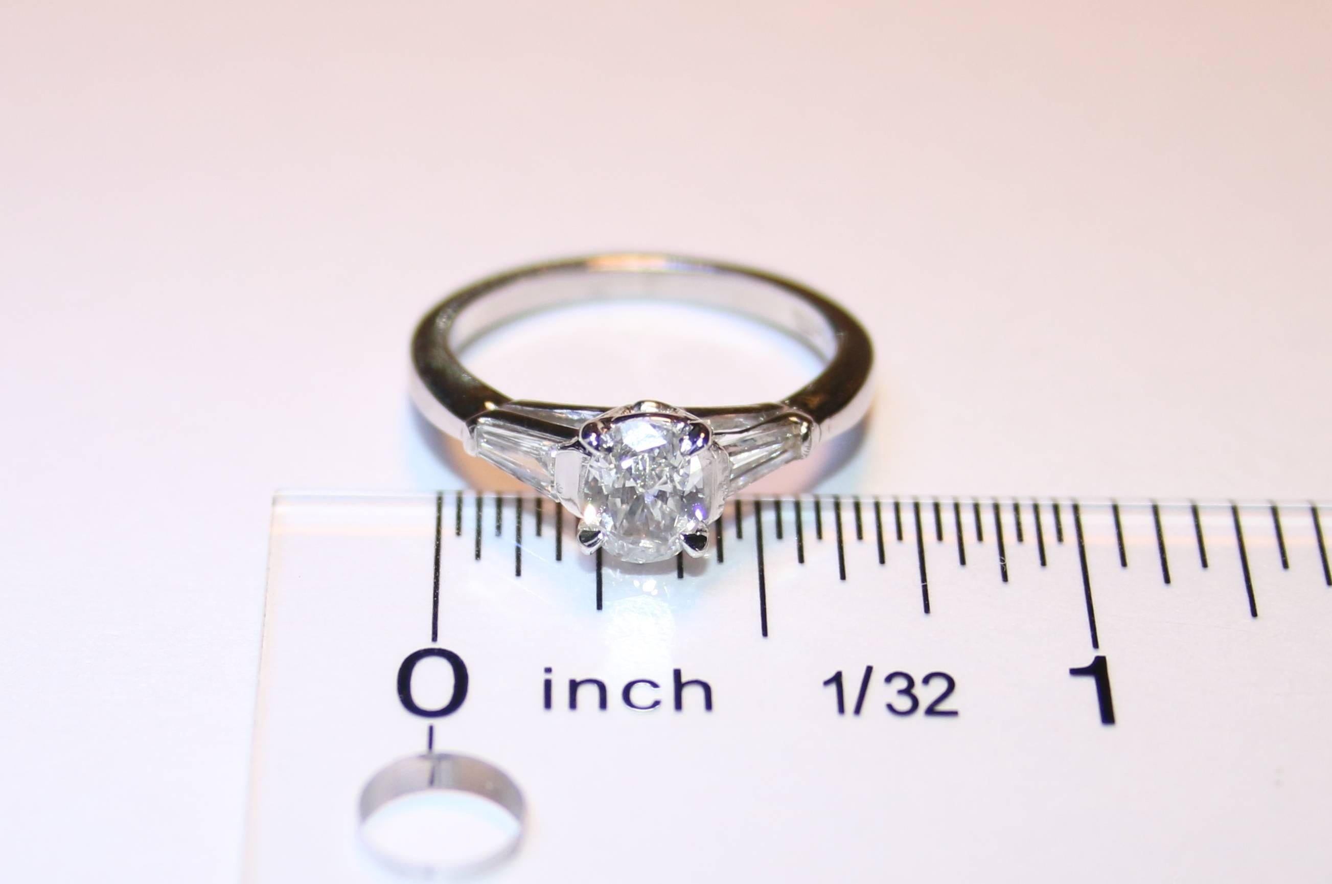 Bague de fiançailles en platine avec diamant ovale de 0,51 carat Pour femmes en vente