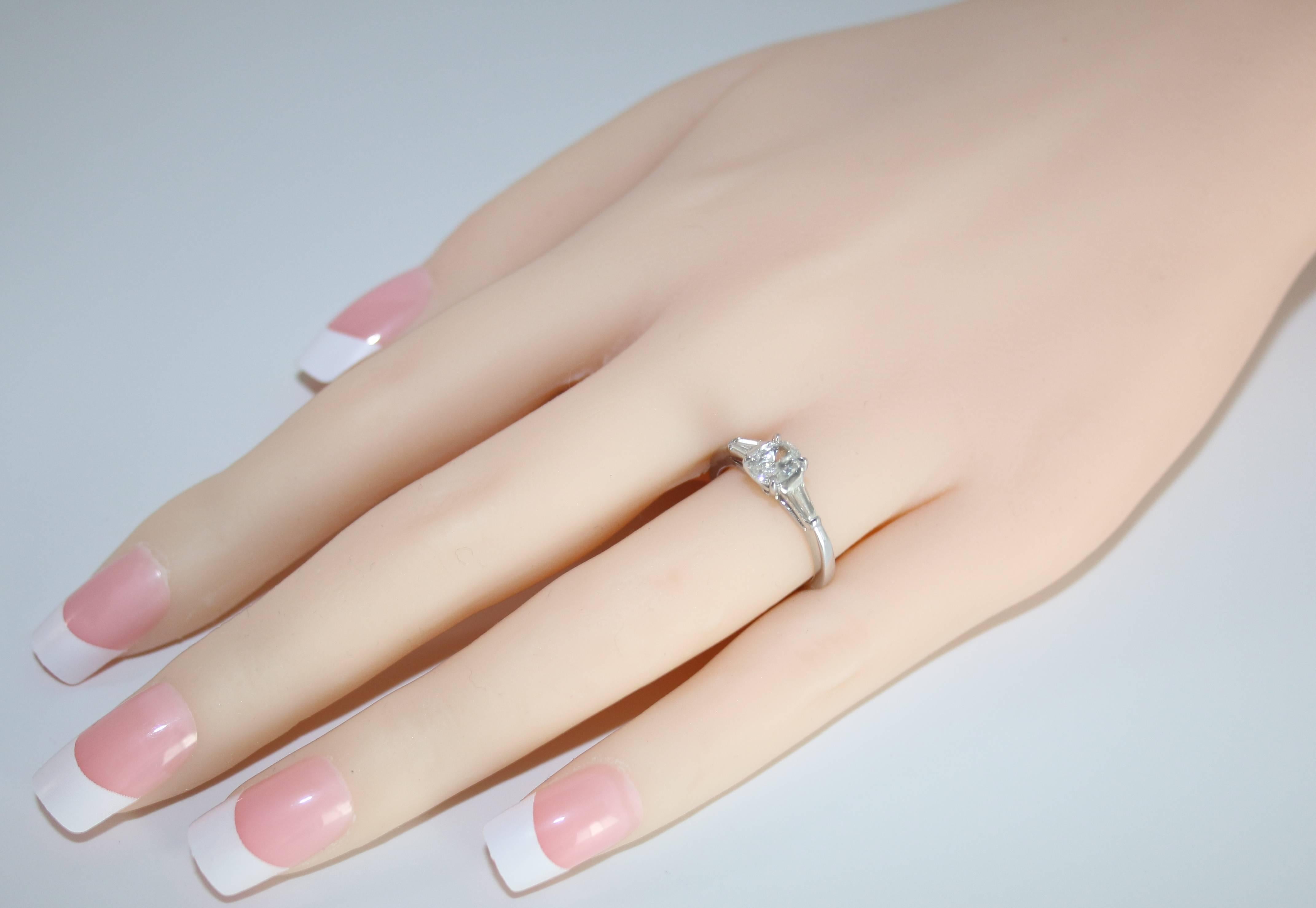 Contemporain Bague de fiançailles en platine avec diamant ovale de 0,51 carat en vente