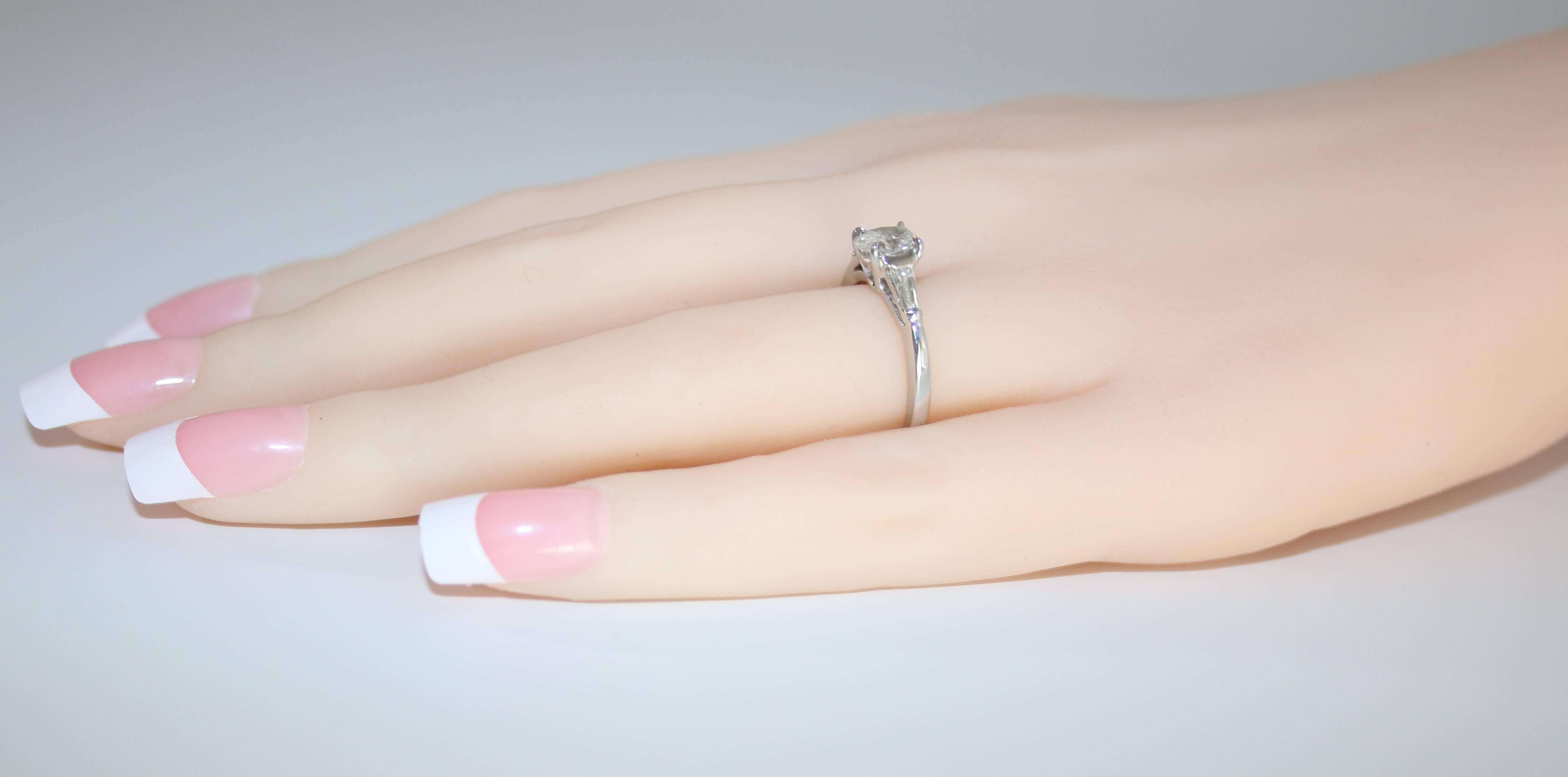 Taille ovale Bague de fiançailles en platine avec diamant ovale de 0,51 carat en vente