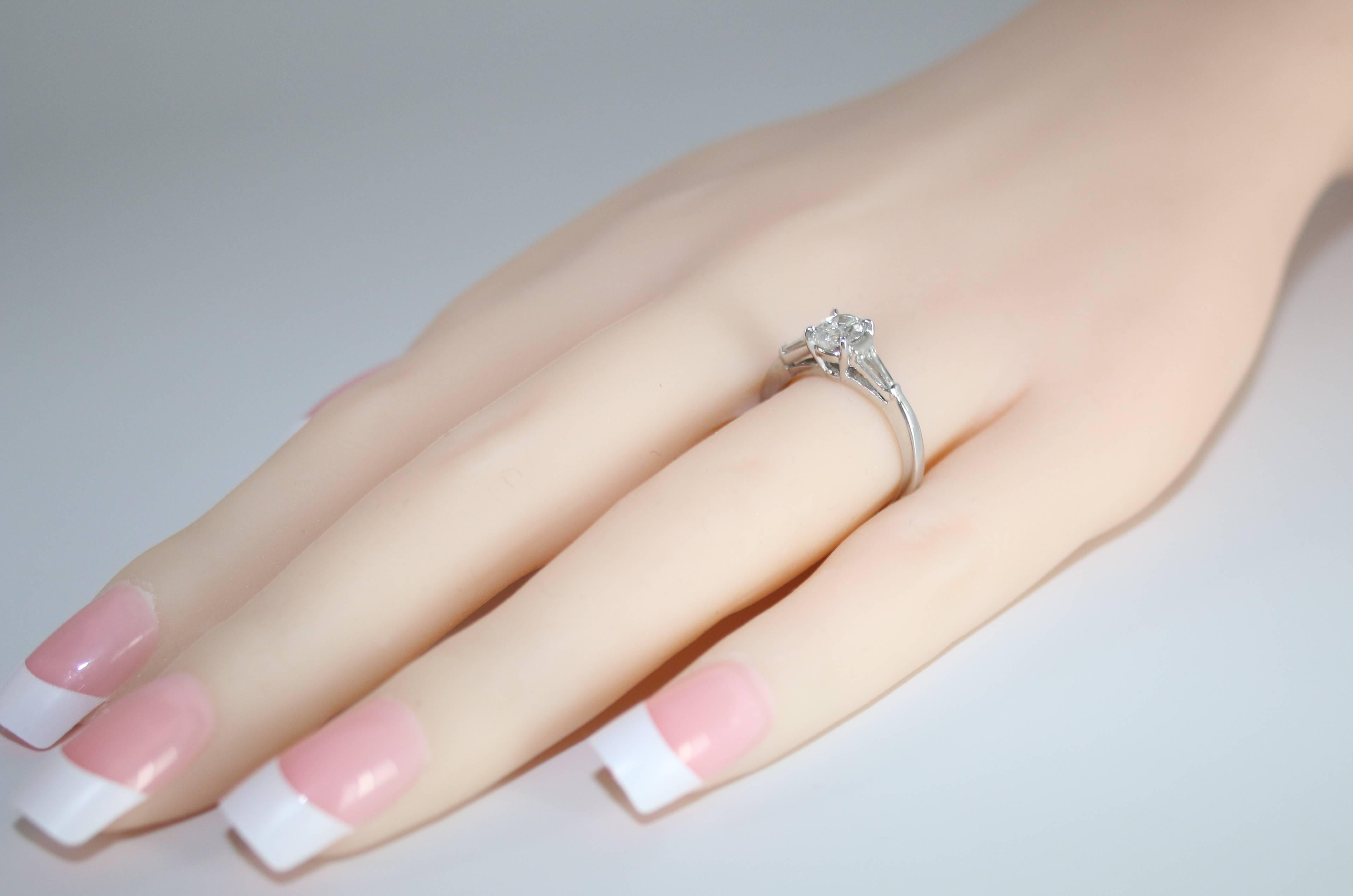 Bague de fiançailles en platine avec diamant ovale de 0,51 carat Neuf - En vente à New York, NY