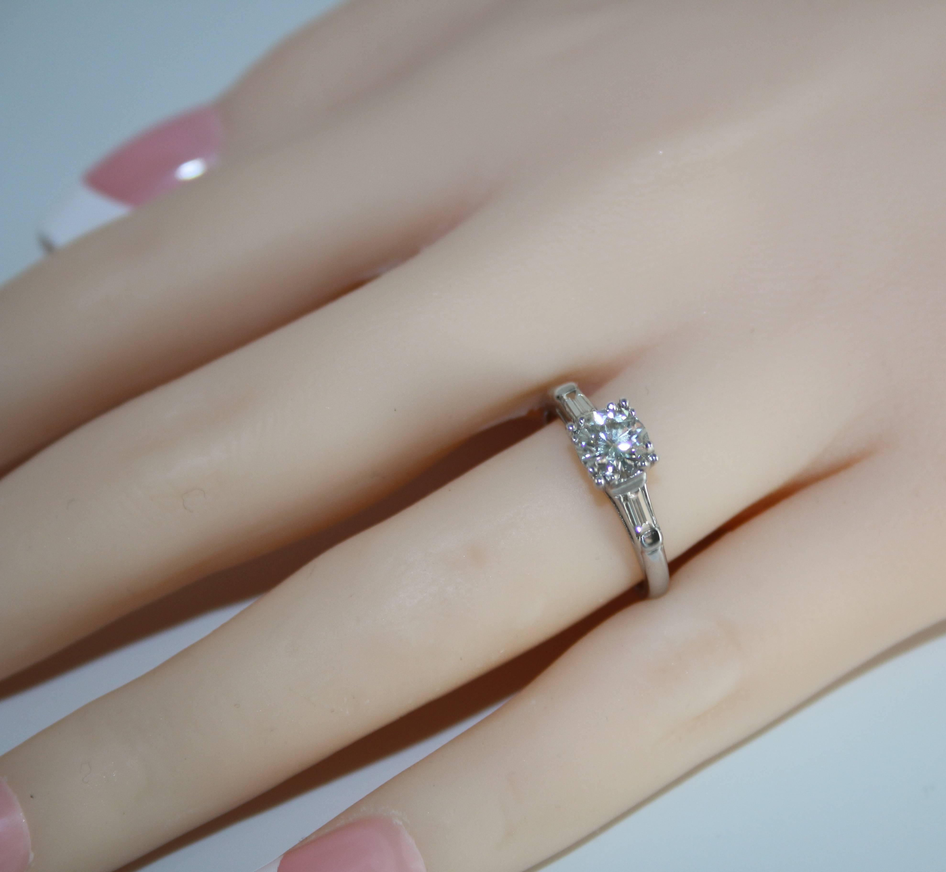 0,74 Karat runder Diamant Platin Verlobungsring (Rundschliff) im Angebot