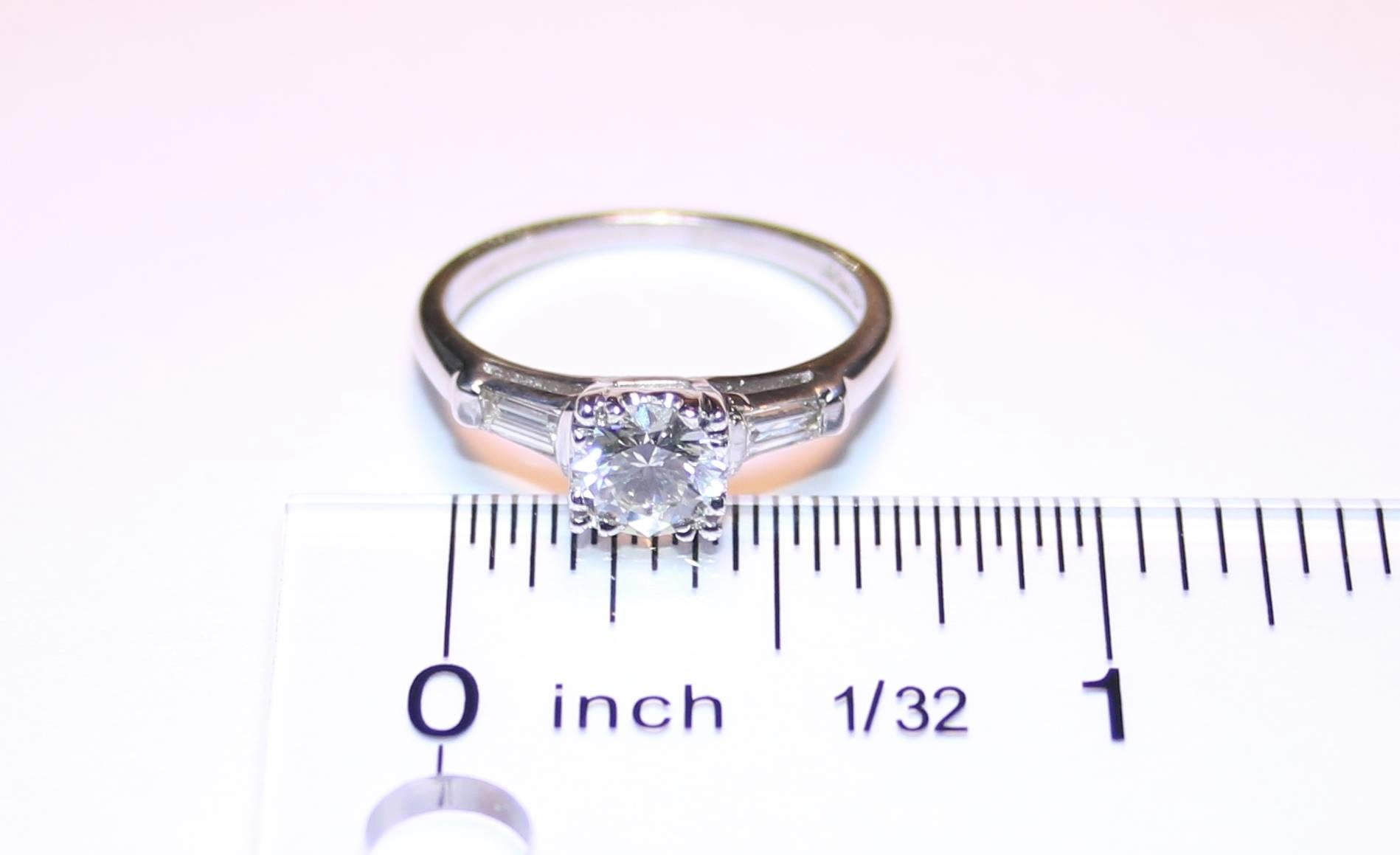0,74 Karat runder Diamant Platin Verlobungsring Damen im Angebot