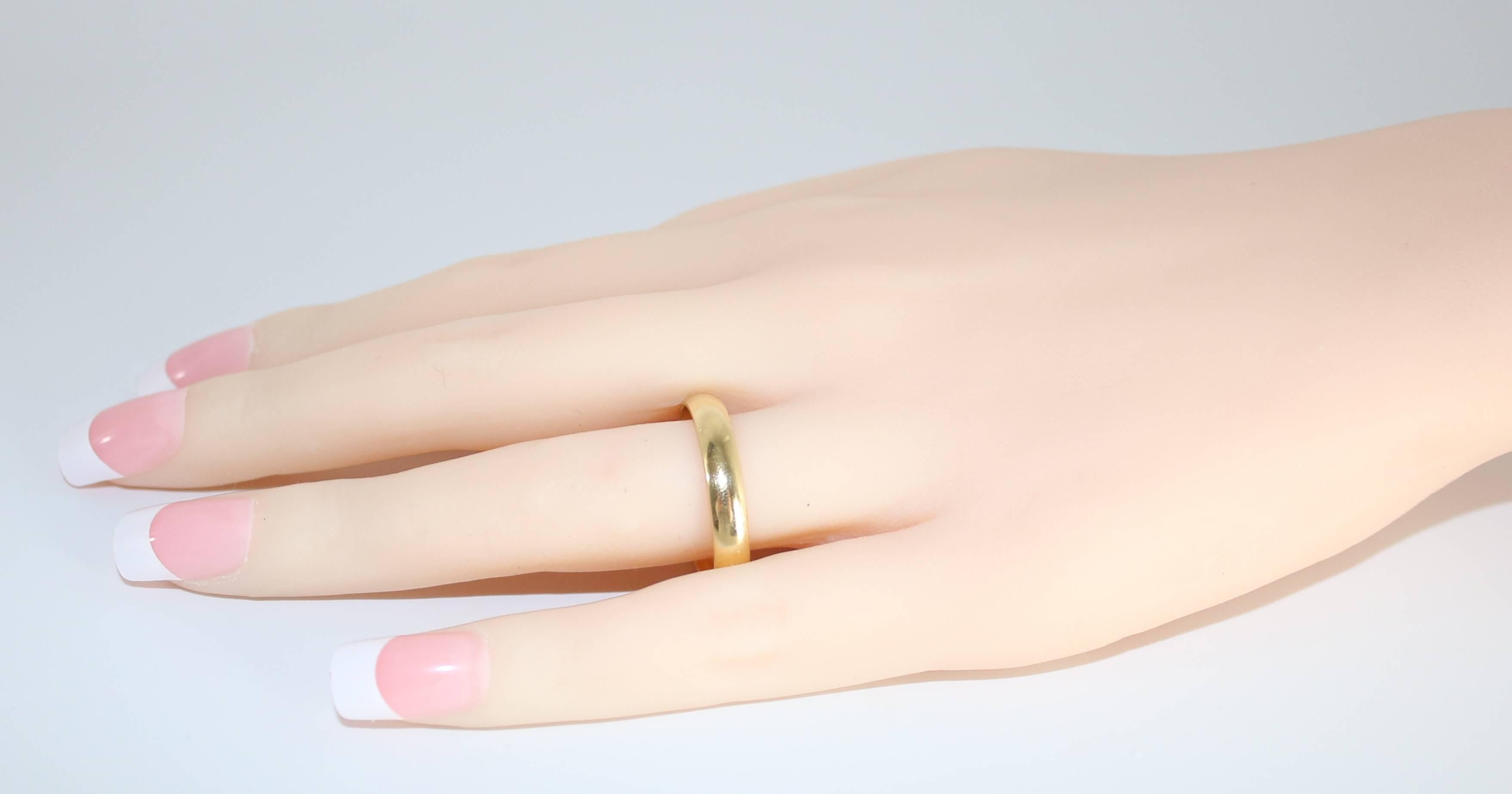 Contemporary 18K Yellow Gold Wedding Band Ring For Sale