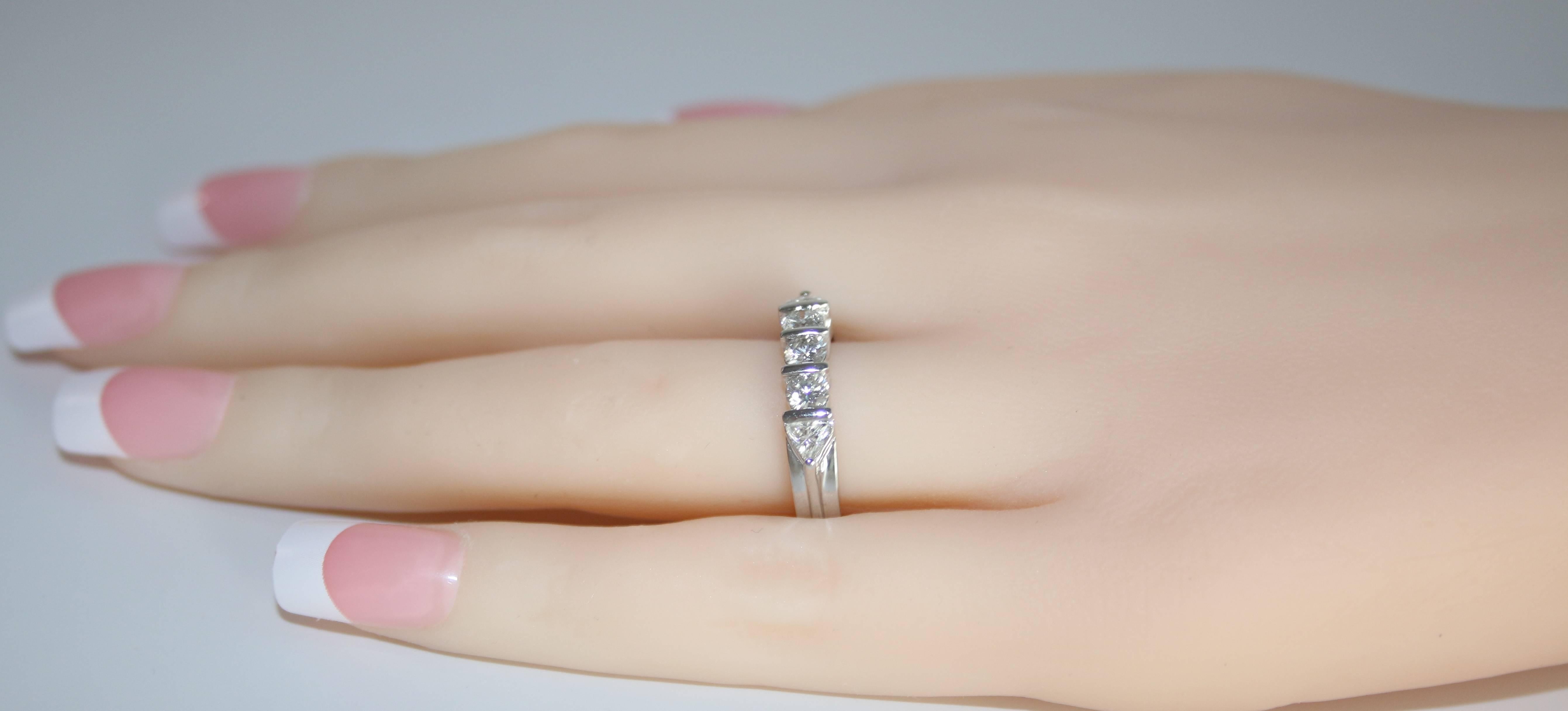 0,80 Karat Diamant Platin Fünf Stein Halbband Ring (Rundschliff) im Angebot
