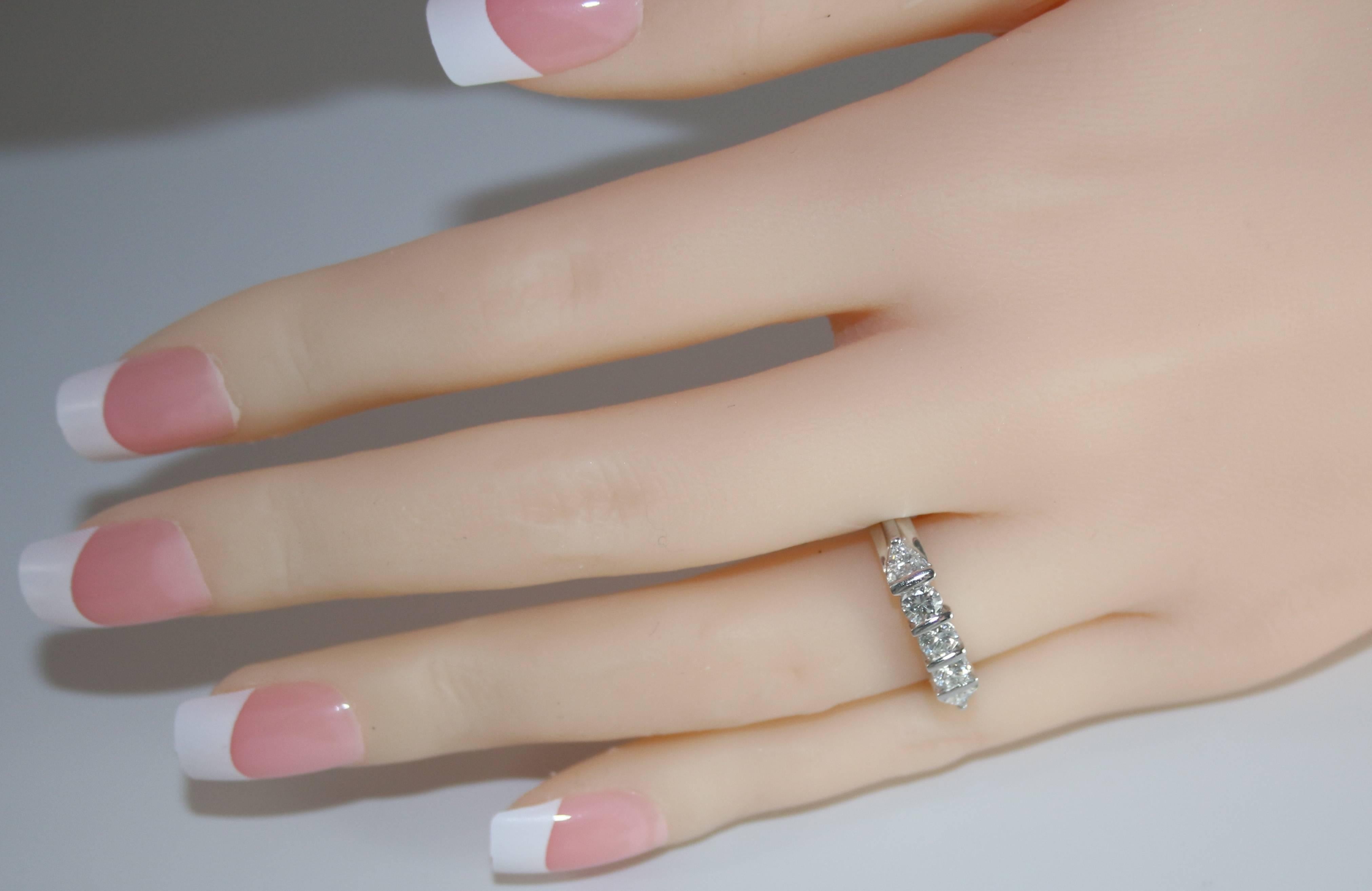 0,80 Karat Diamant Platin Fünf Stein Halbband Ring im Zustand „Neu“ im Angebot in New York, NY