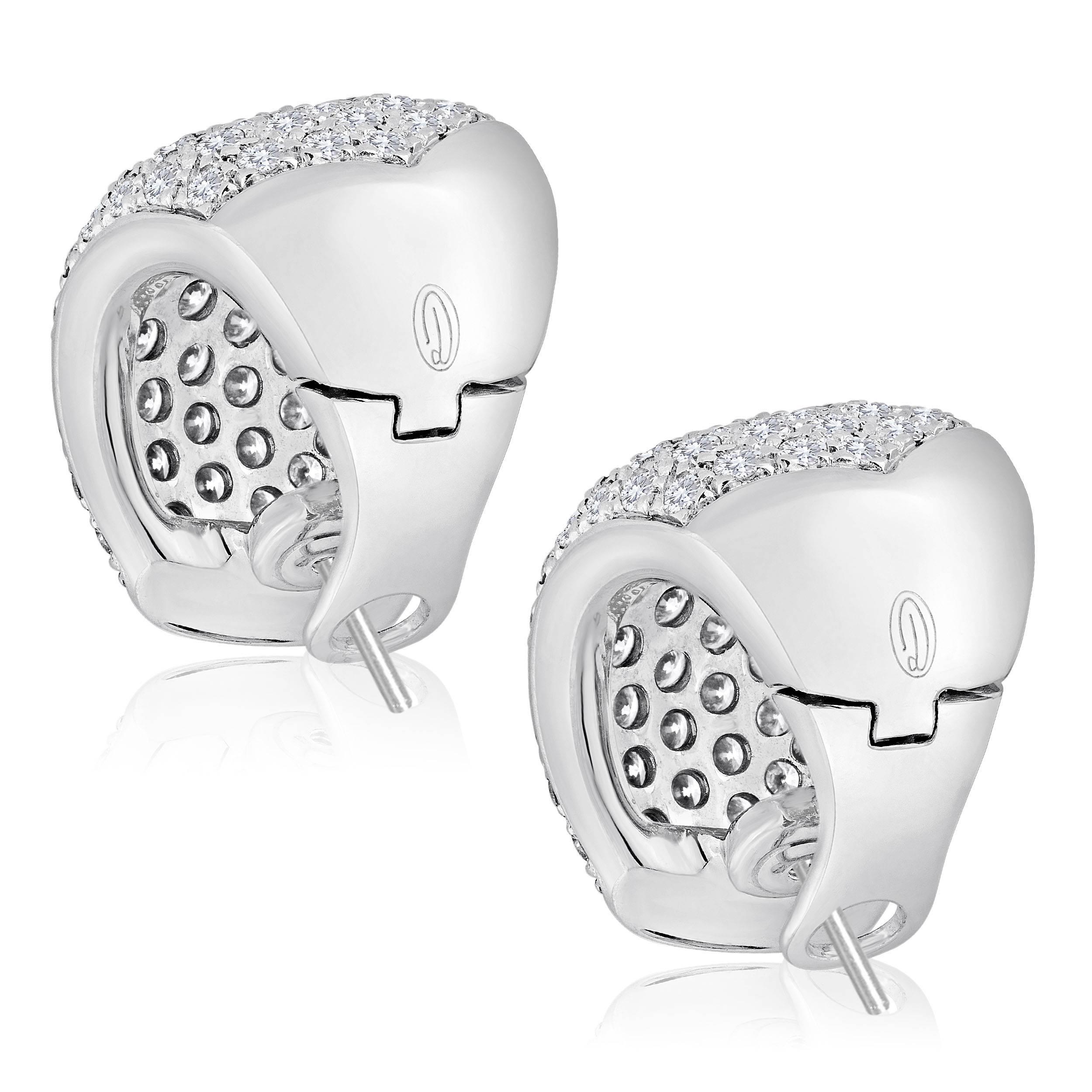 DAMIANI Earrings Made in Italy
Half Huggie Hoop Earrings
The earrings are 18K White Gold
There are 5.00 Carats In Diamonds F VS
They measure approximately .75” x .50”.
The earrings are posts with a solid omega.
The earrings weigh 16.4 grams