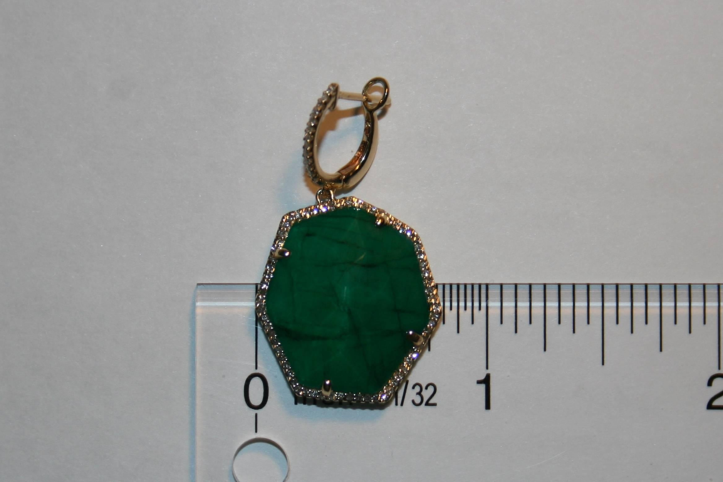 Contemporaneo Orecchini pendenti in oro con cristallo di rocca e diamante con tre smeraldi MOP in vendita