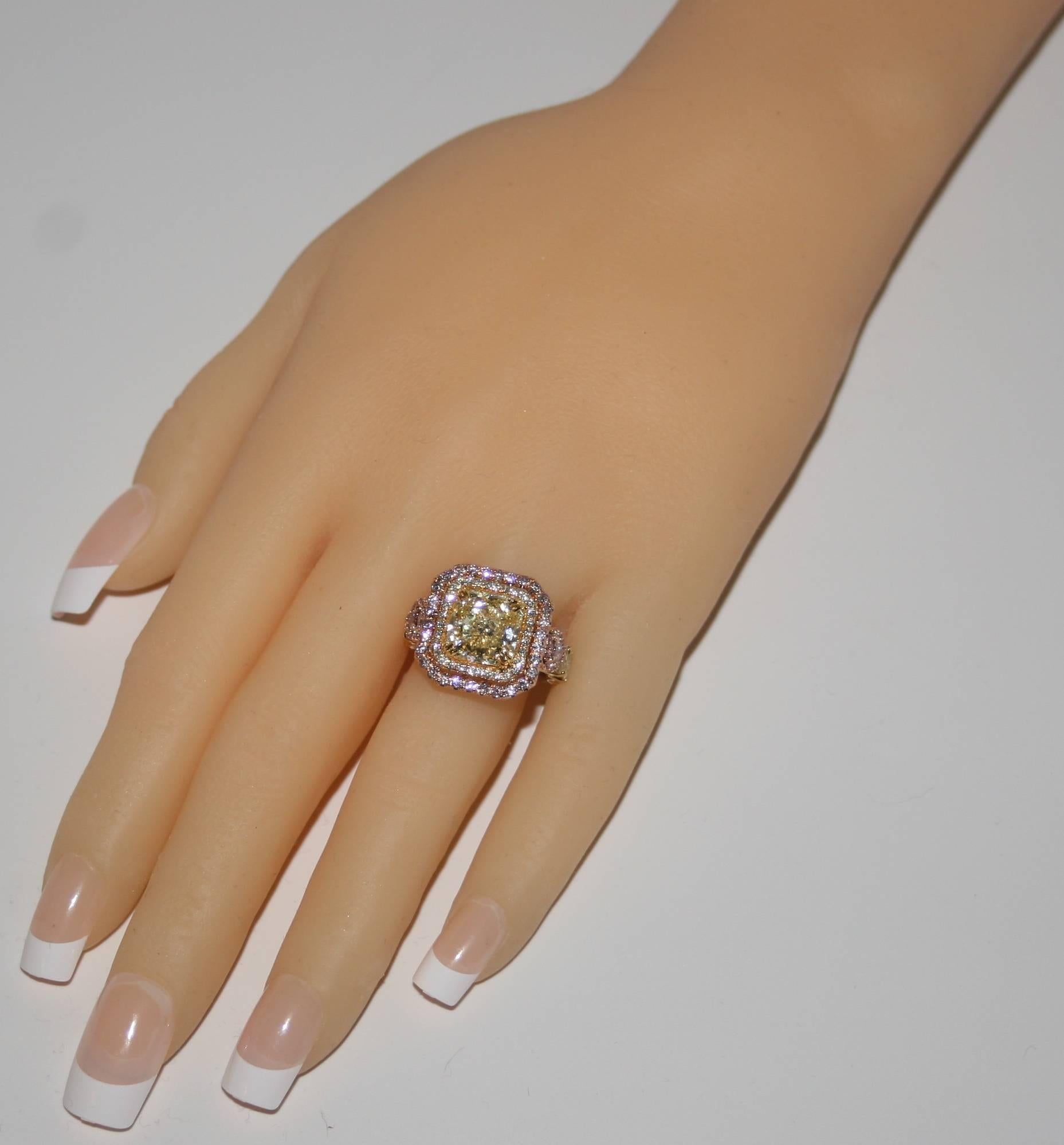 GIA Diamante Amarillo Fantasía de 4,02 Quilates Acentuado con Diamantes Rosa Fantasía Corte radiante en venta