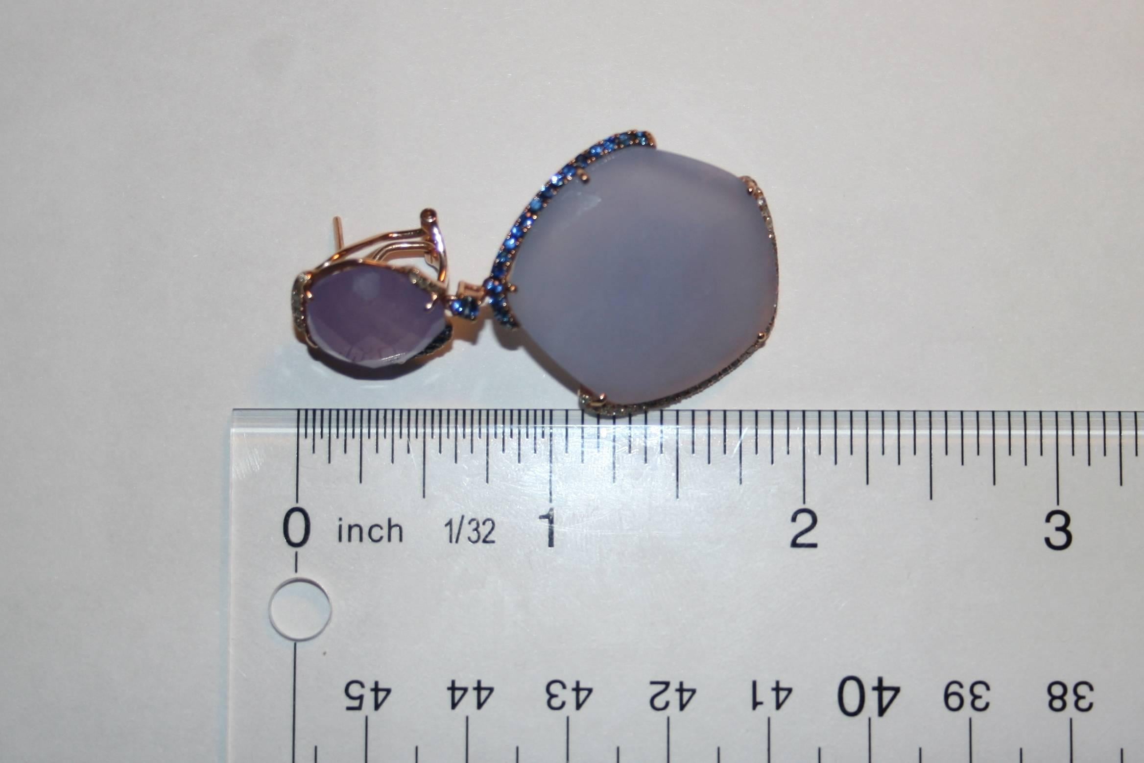 Contemporain Boucles d'oreilles en goutte en or avec calcédoine, jade violet et saphir de 61,22 carats en vente