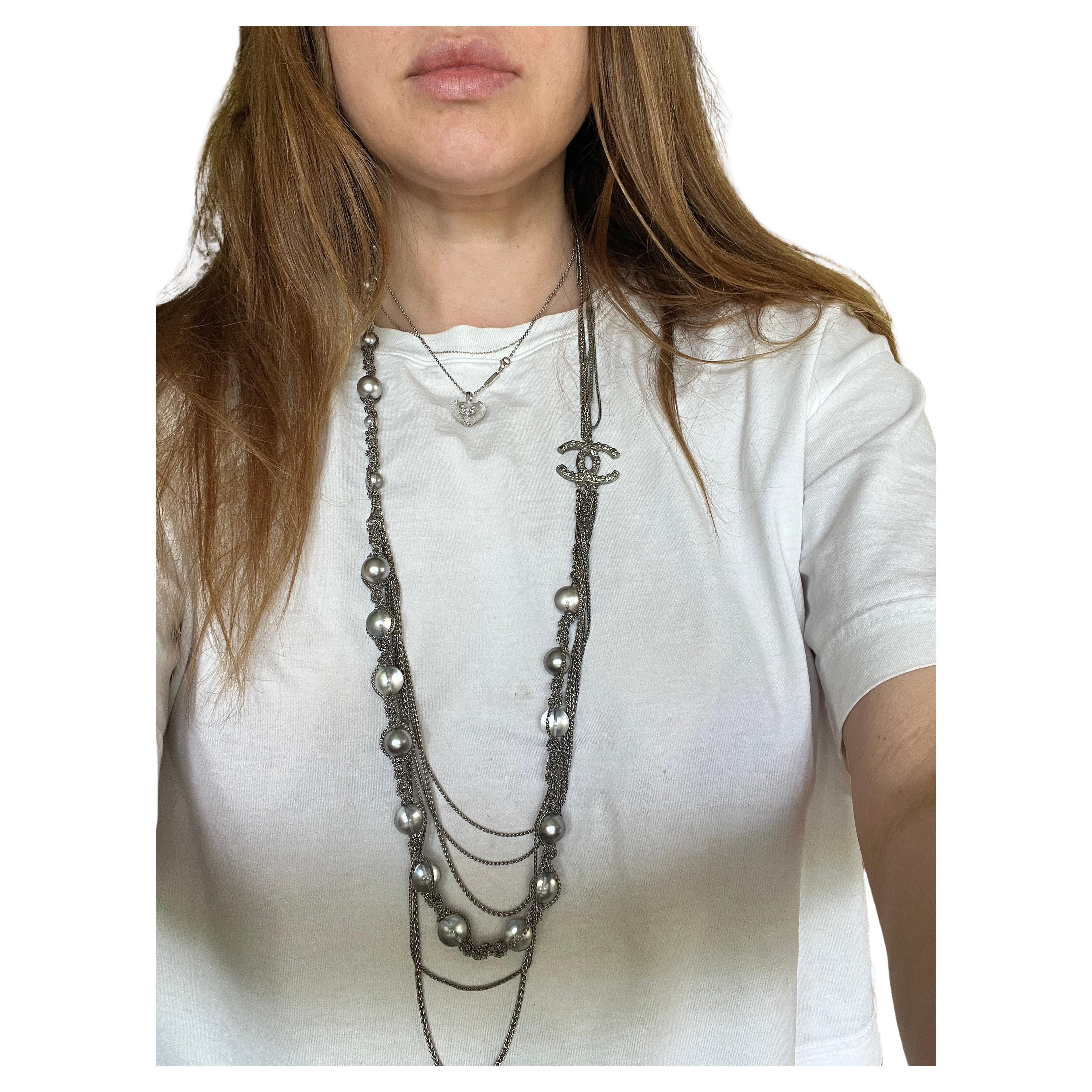 Collana Chanel CC in metallo con perle di Tahiti e perline. in vendita