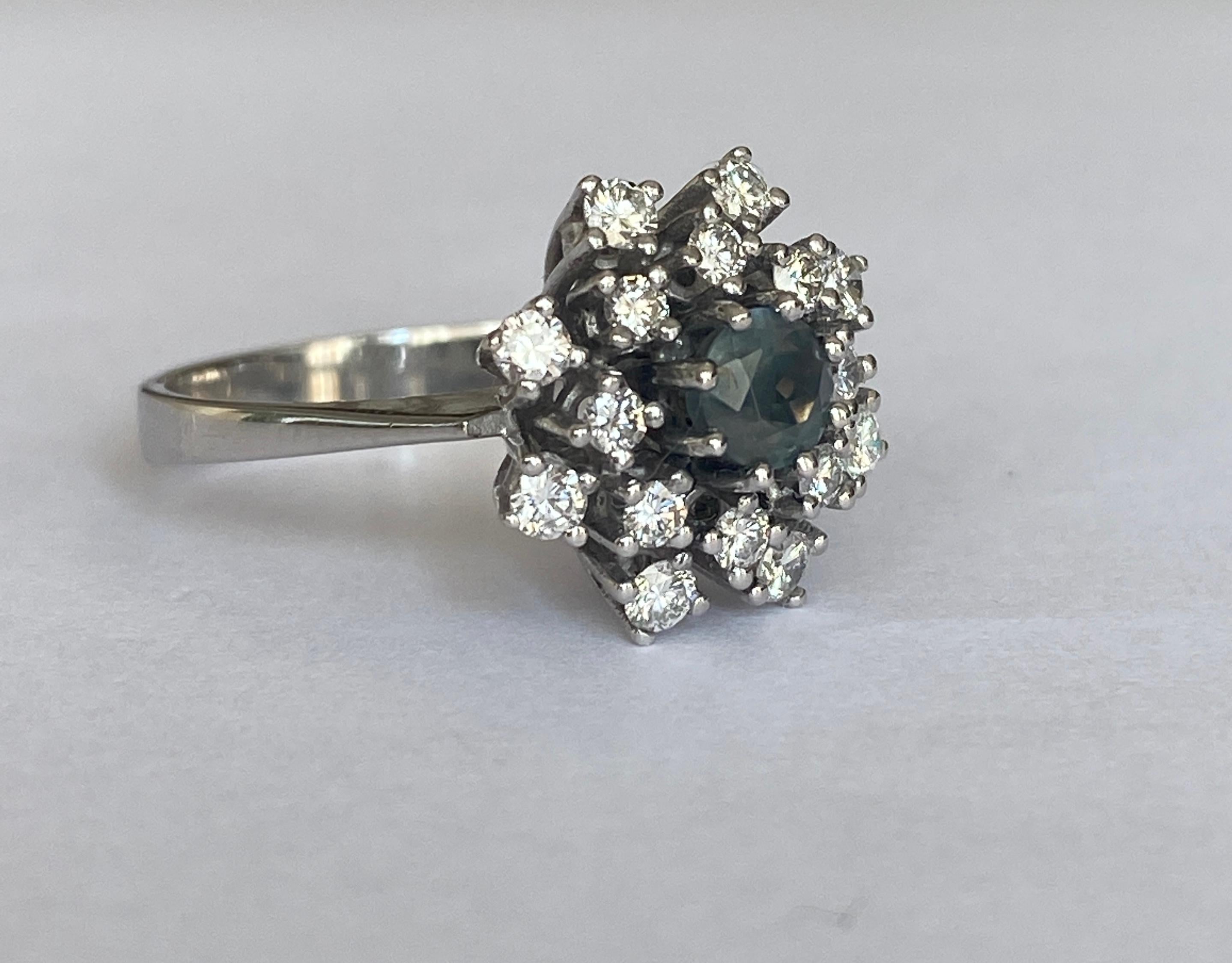 Natürlicher 0,60 ct Alexandrit & Diamant Weißgoldring (Rundschliff) im Angebot