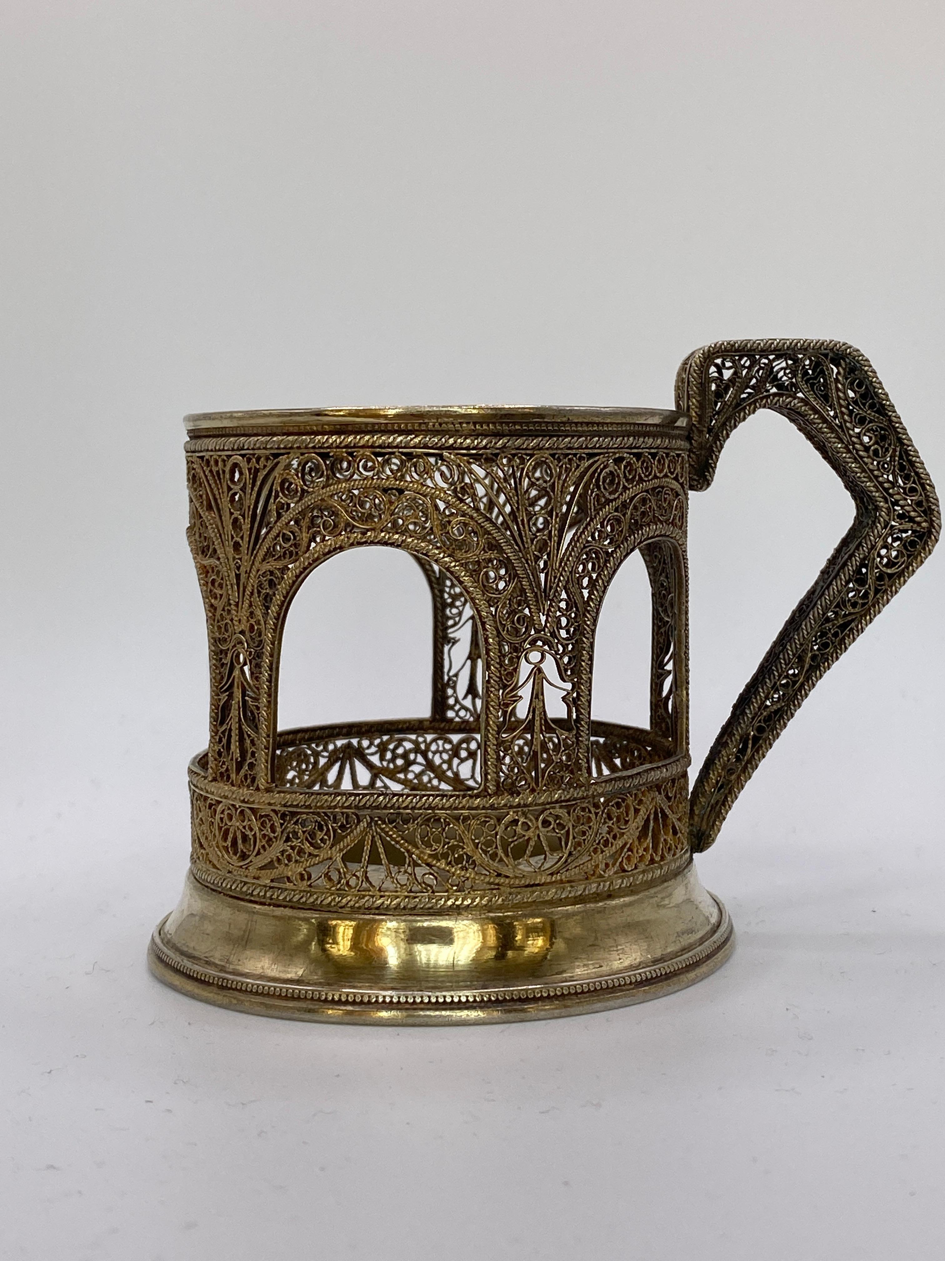 Porta tazze da tè e caffè in argento dorato 875 dell'URSS/Russia/oggetto da collezione Podstakannik.
Argento russo originale sovietico 875. Portabicchieri PODSTAKANNIK.
Secolo scorso, prodotto in Unione Sovietica - USSR, circa anni 30-40. Molto