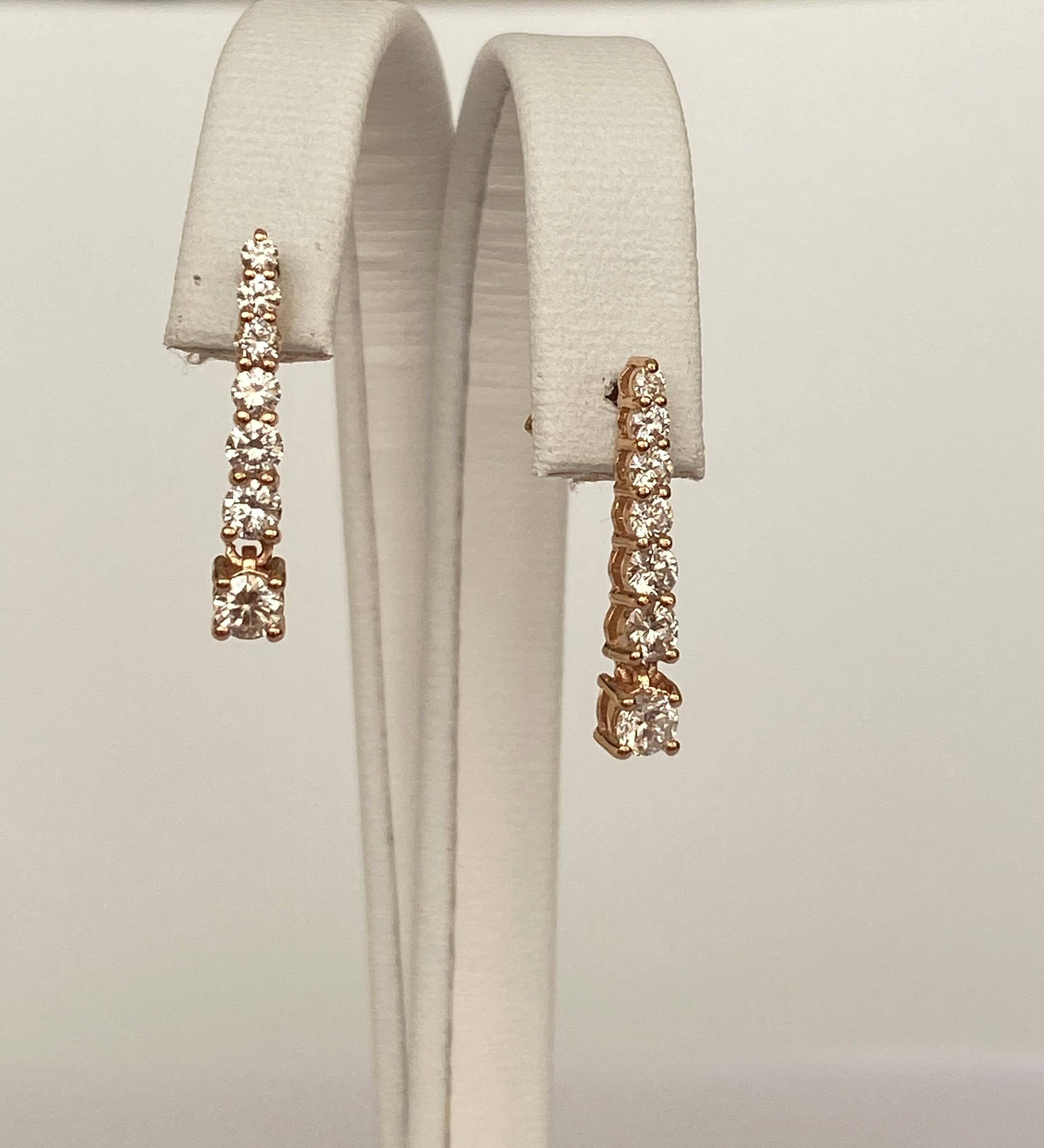 Eleganti orecchini a goccia in oro rosa con diamanti scintillanti. Questi orecchini senza tempo presentano un delicato design a goccia, sapientemente realizzato in caldo oro rosa e impreziosito da diamanti scintillanti per un tocco di raffinatezza e