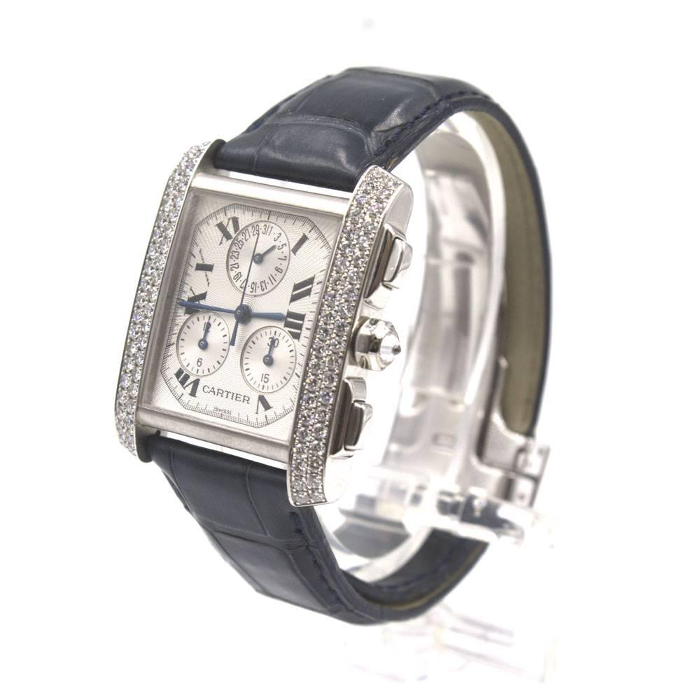 Zeitlose Cartier Tank Francaise Chronoflex 18 Karat Weißgold Uhr mit Fabrik Diamanten. Die 28 mm große Uhr hat ein Quarzwerk, drei Hilfszifferblätter, ein weißes Zifferblatt, eine diamantbesetzte Lünette, ein schwarzes Krokodilarmband mit