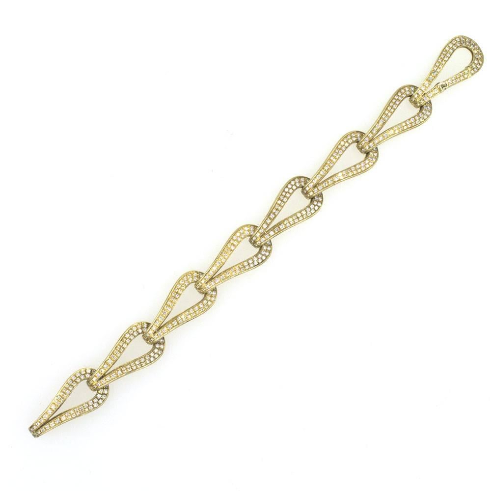This luxurious diamond teardrop link bracelet by Italian designer Di Modolo features 479 round brilliant cut diamonds set in 18 karat yellow gold. There are a total of approximately 3.45 cttw of diamonds in the bracelet graded G color and VS