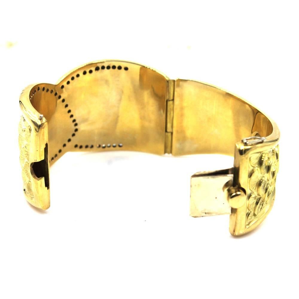 Diamond Yellow Gold Textured Seashell Hinged Bangle Bracelet In Excellent Condition In Boca Raton, FL