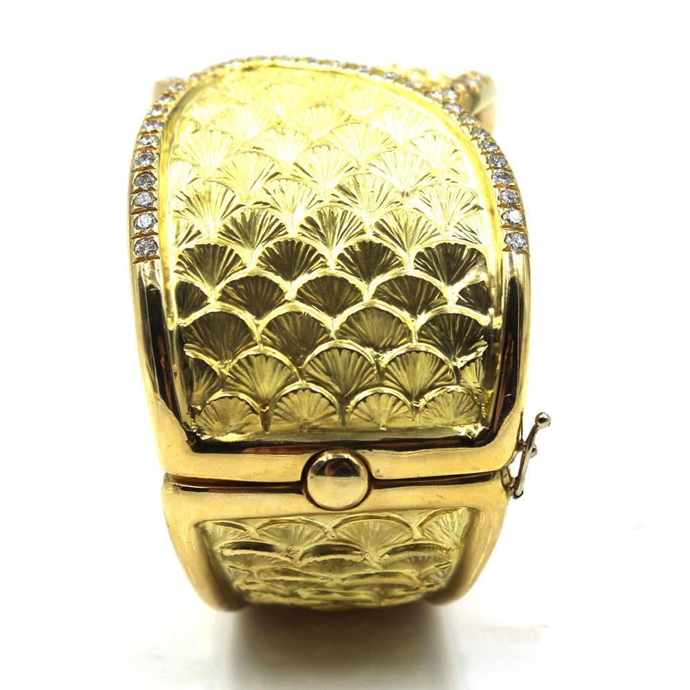 Modern Diamond Yellow Gold Textured Seashell Hinged Bangle Bracelet