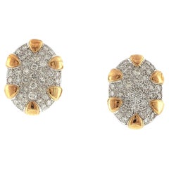 Pendientes de clip ovalados de oro de 18 quilates con pavé de 5 diamantes redondos de talla brillante CTW