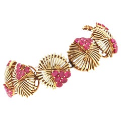 7.0 CTW Natural Ruby 18 Karat Yellow Gold Vintage Round Link Bracelet