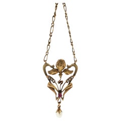 Collar con colgante tipo lavalière de estilo Art Nouveau, de oro amarillo de 14 quilates, con detalles de diamantes, perlas y rubíes