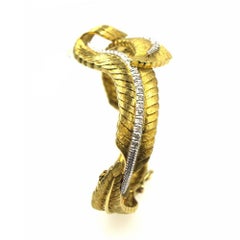 Diamond Leaf Hinged 18 Karat Yellow Gold Bangle Bracelet