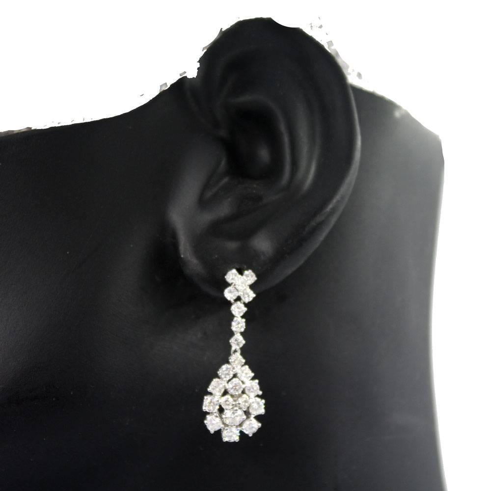Diamond Platinum Dangle Earrings In Excellent Condition In Boca Raton, FL