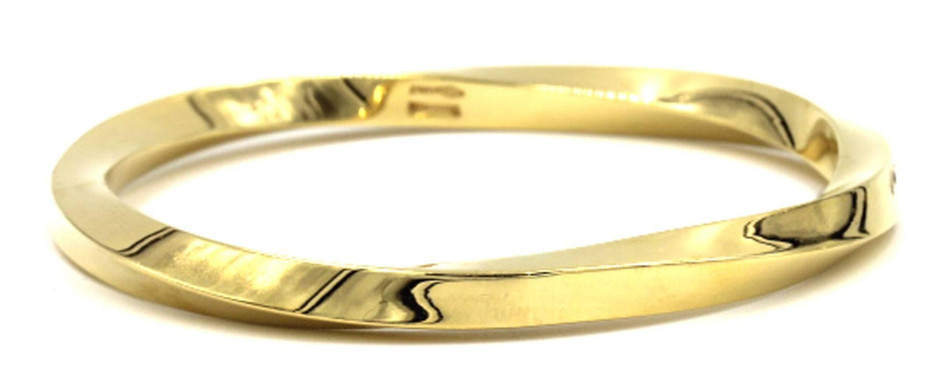 18 Karat yellow gold classic twist bracelet by Tiffany & Company. The bangle is 6.6 mm thick, and fits a 7 inch wrist comfortably. The bracelet is stamped Tiffany & Co 750 Italy.