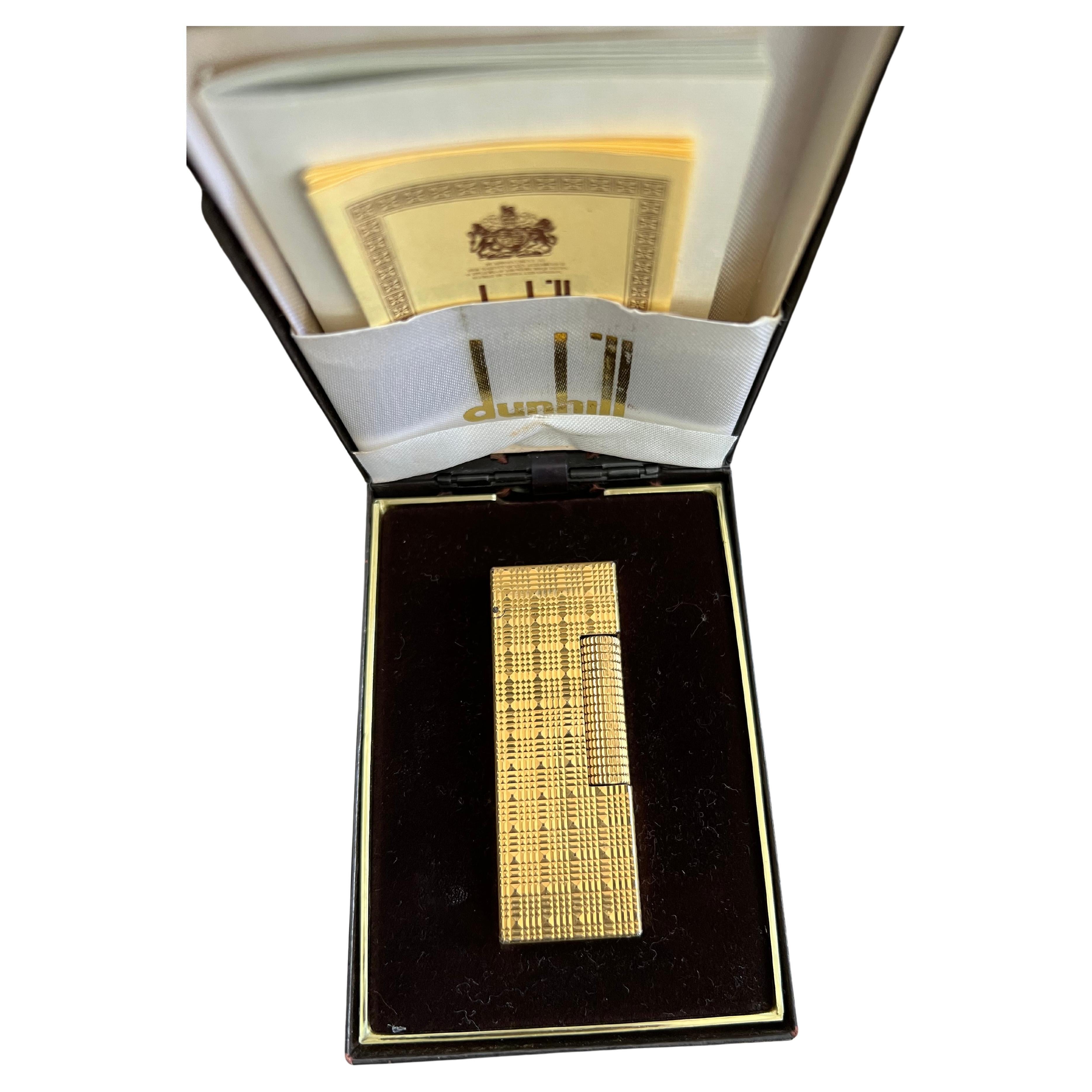 A Dunhill gold-plated mid century cigarette lighter, barley engine turned design.
Iconic and beautifully engineered piece rare lacquer condition.
Mid-Century Modern Lighter by Dunhill Rollagas Rulerlite, c1970 in mint condition.  
Comes with the