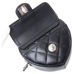Kleine Chanel Herztasche aus gestepptem Lammfell in Schwarz