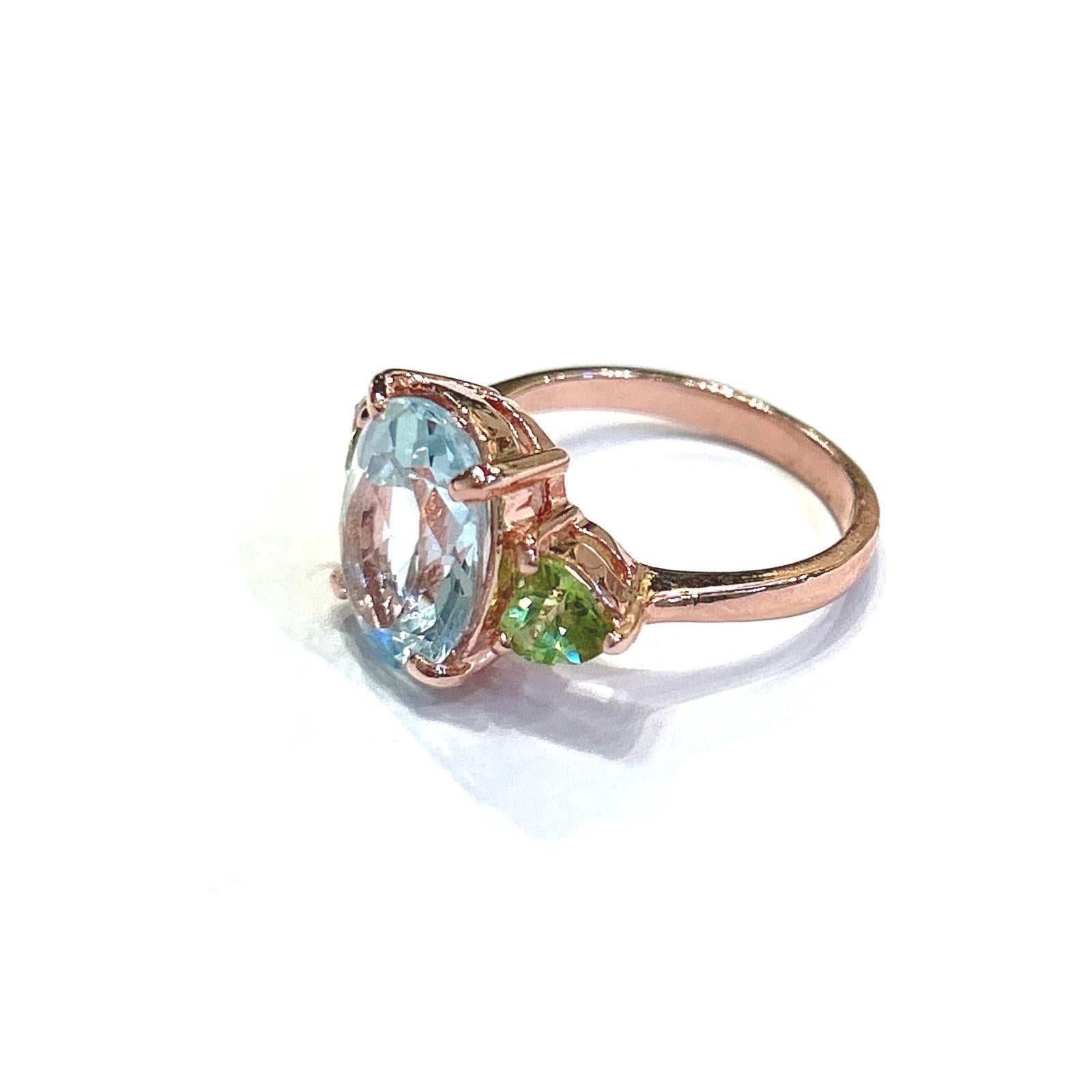 Bague Bochic Orient en or et argent 18 carats, péridot vert et topaze bleue ovale 

Péridot vert naturel - 2.50 carats 
Topaze bleue naturelle  - 4.50  carats

Cette bague fait partie de la collection de voyage 