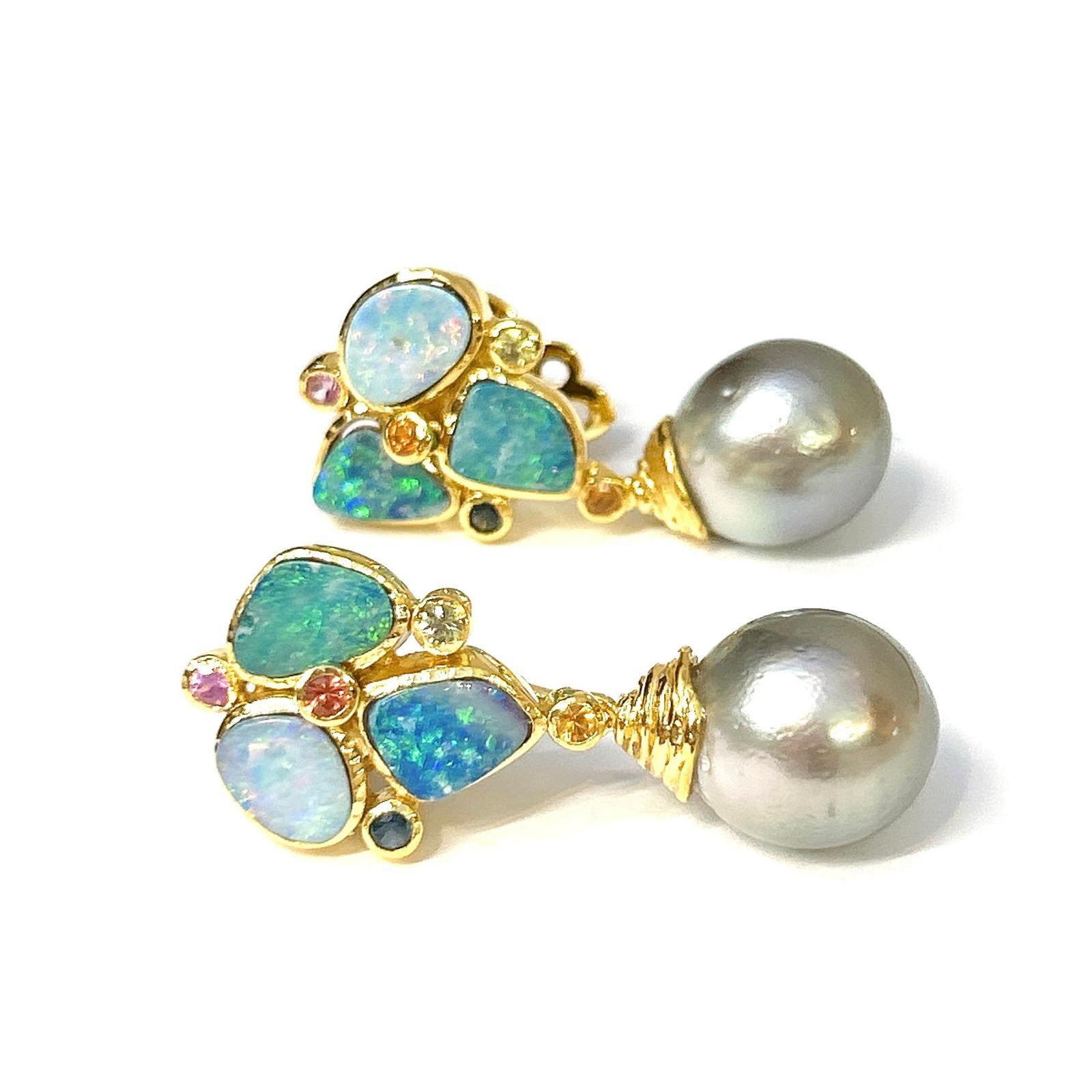 Bochic Orient Opal, Südseeperlen & Saphire Ohrringe Set 18K Gold&Silber 

Natürlicher blauer Opal - 4.00 Karat 
Mehrfarbige Saphire - 1.50 Karat 
Silberne Südsee-Tahiti-Perlen 

Die Ohrringe aus der Reisekollektion 