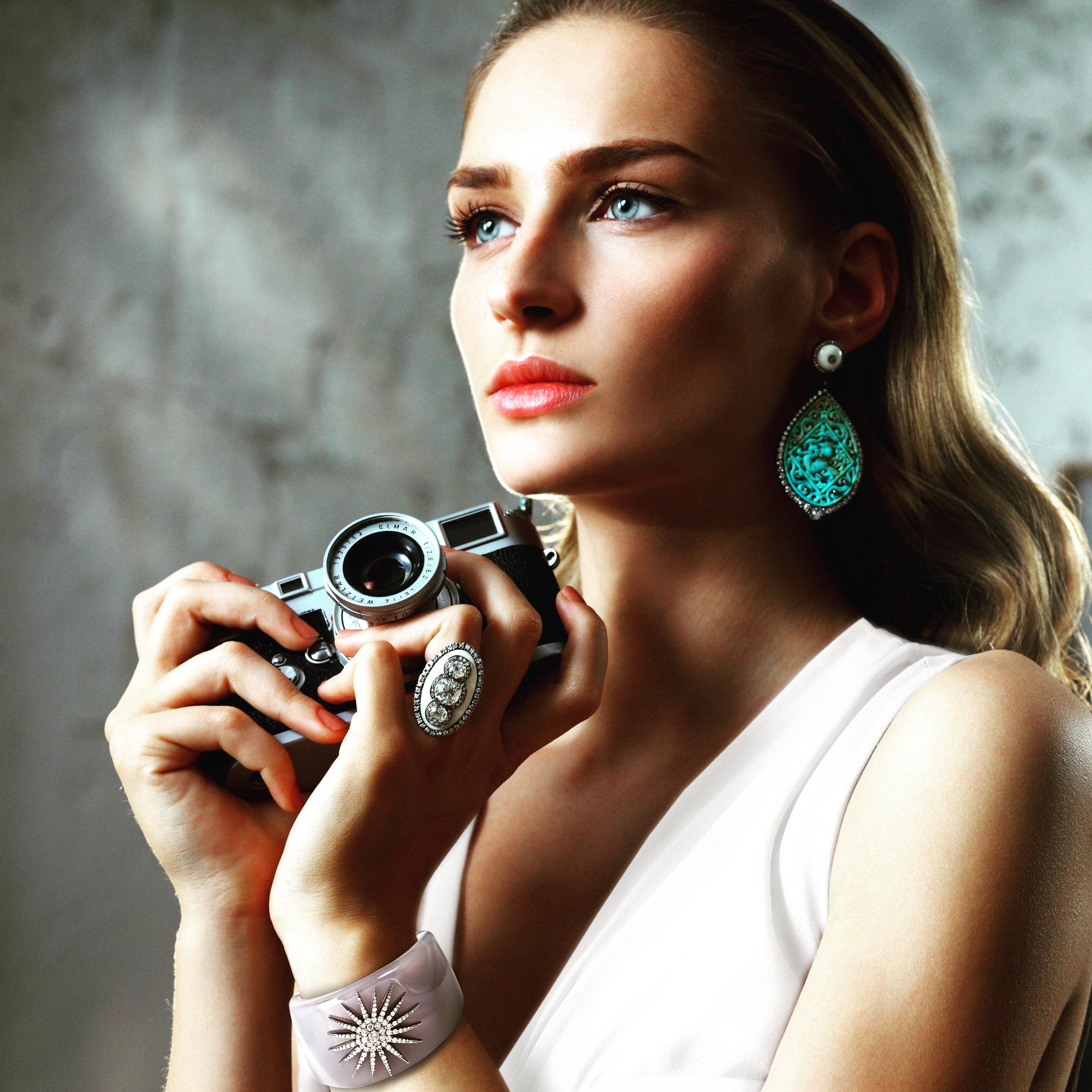 Boucles d'oreilles Bochic Orient en or et argent 18 carats avec émeraudes et diamants taille rose en vente 2