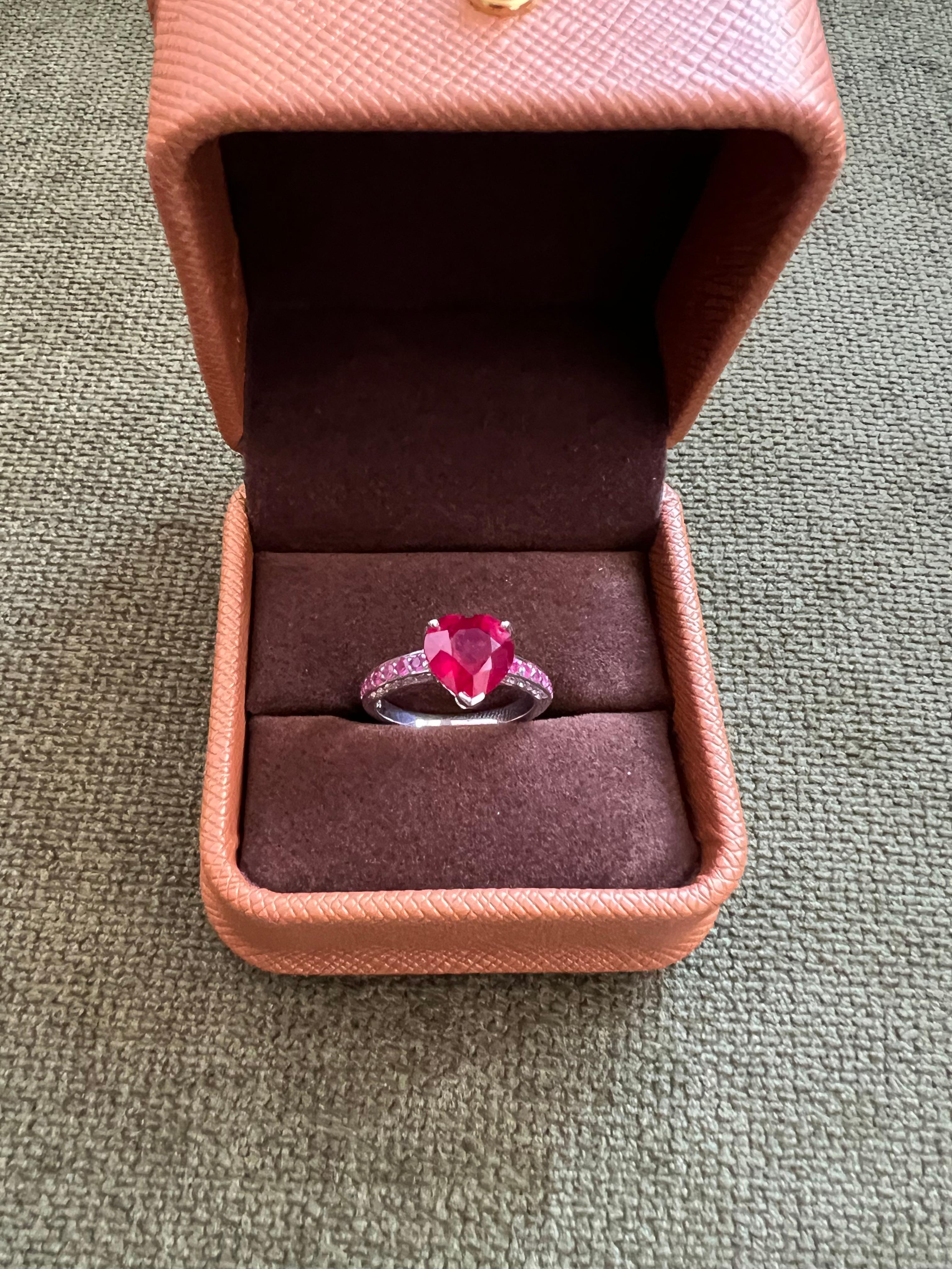 Anello da cocktail vintage con diamanti e rubini 