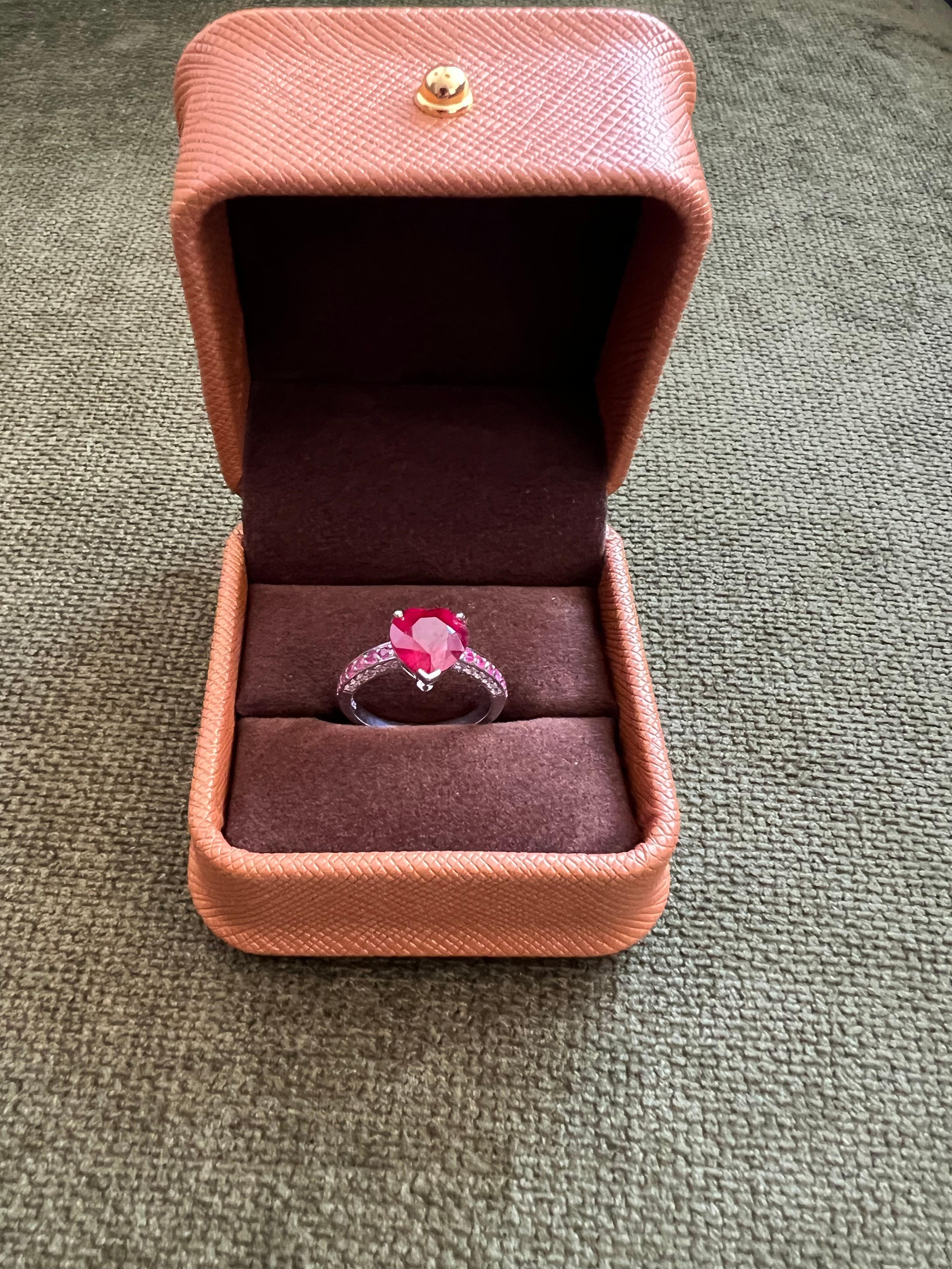 Anello da cocktail vintage con diamanti e rubini 