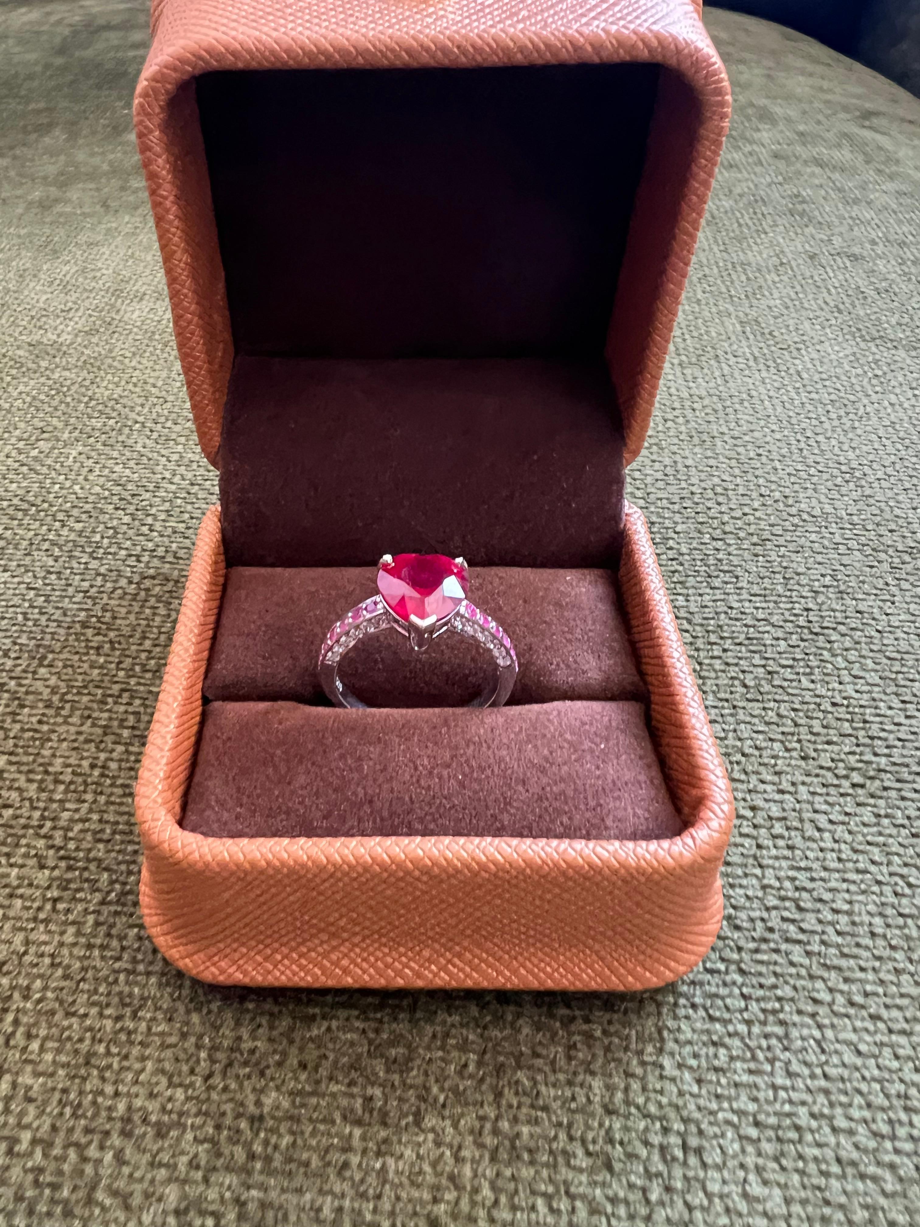 Anello da cocktail vintage con diamanti e rubini 