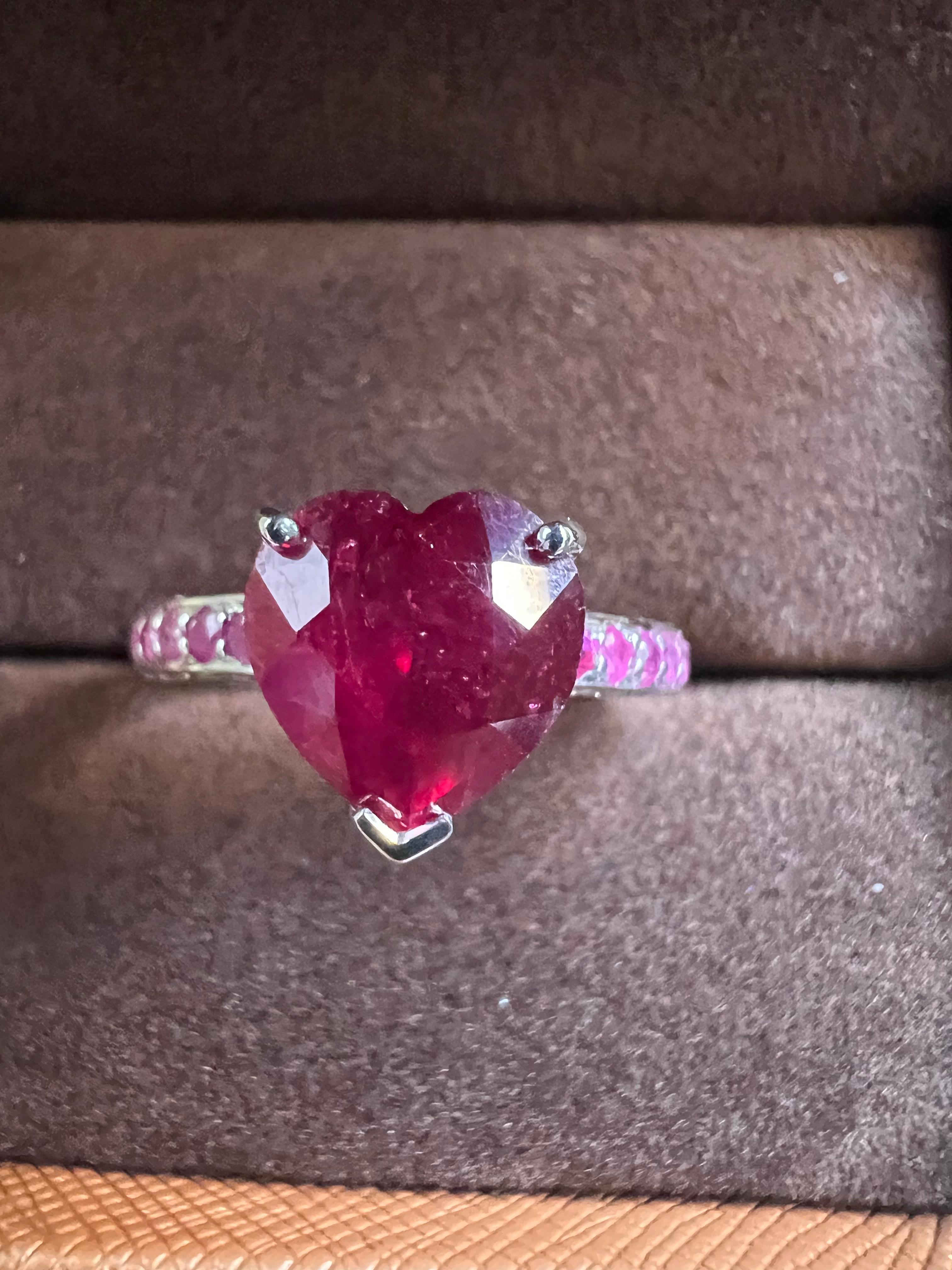 Anello da cocktail vintage con diamanti e rubini 