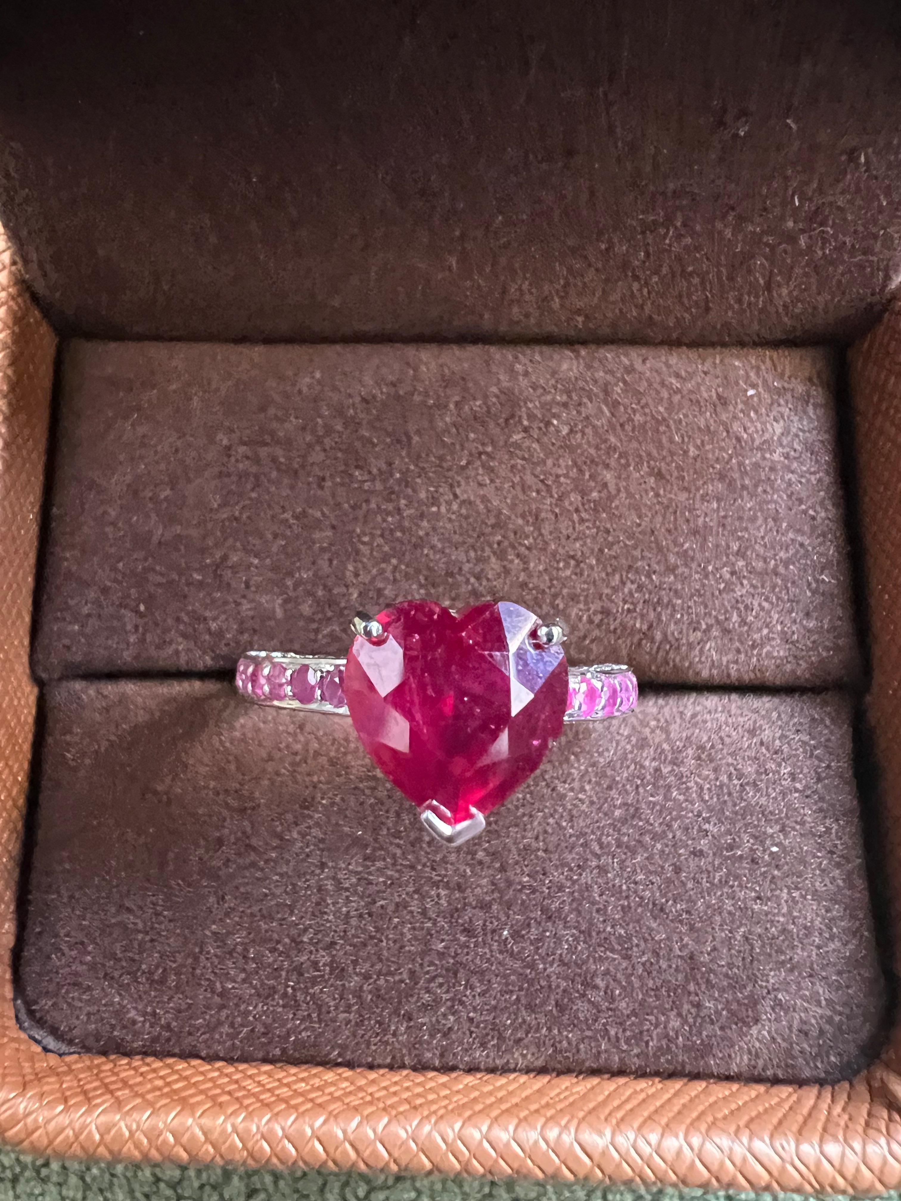 Anello da cocktail vintage con diamanti e rubini 