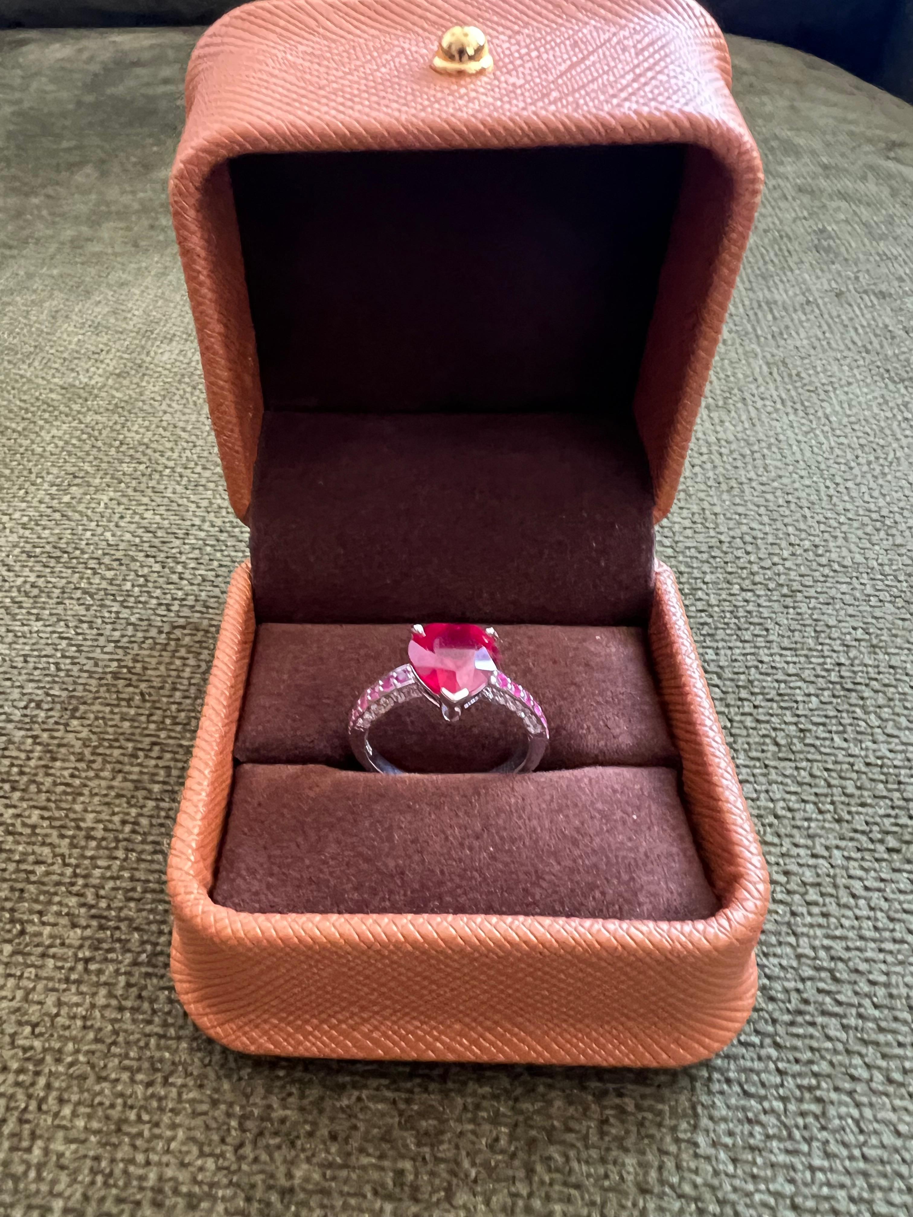 Anello da cocktail vintage con diamanti e rubini 