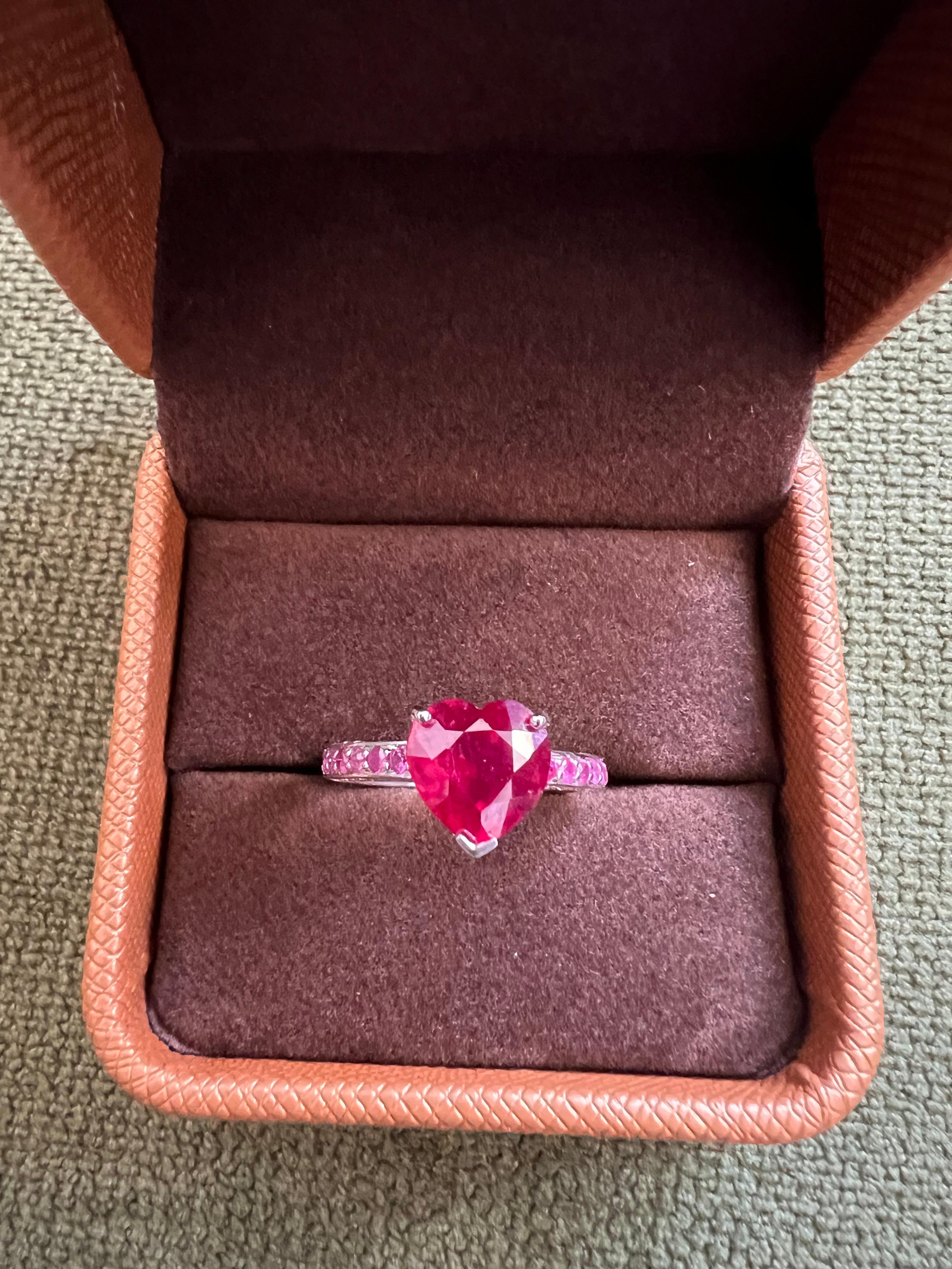 Anello da cocktail vintage con diamanti e rubini 