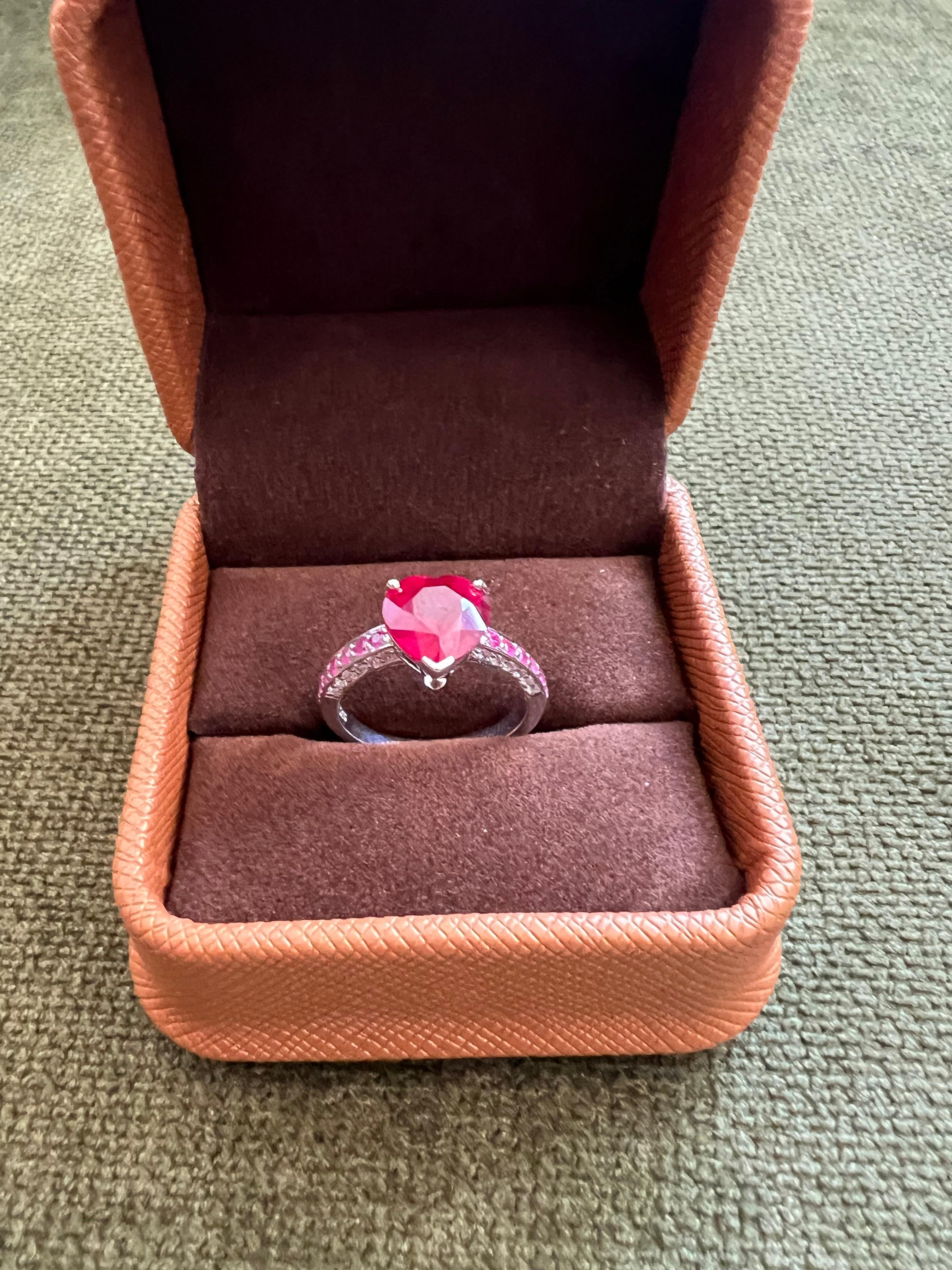 Anello da cocktail vintage con diamanti e rubini 