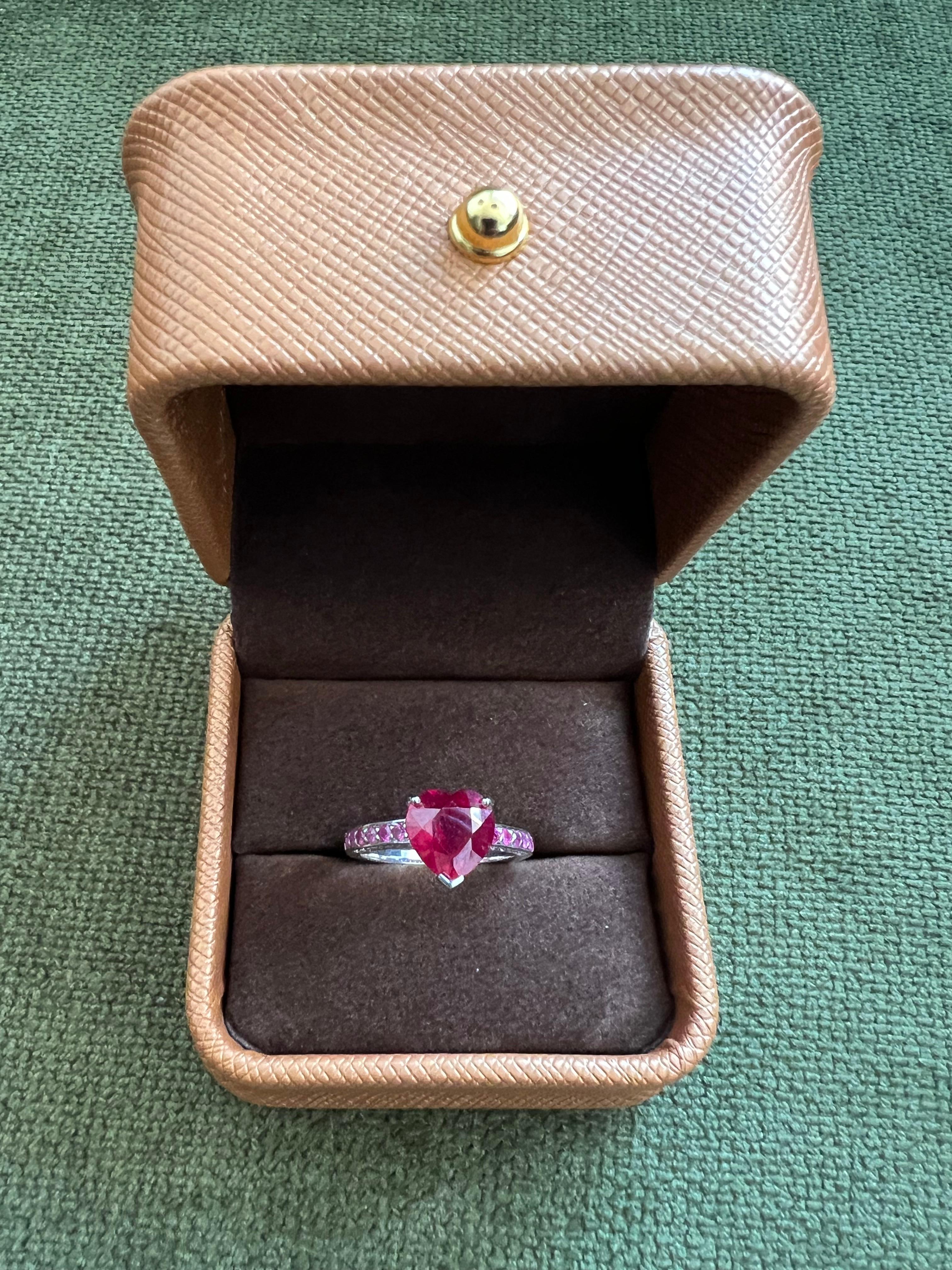 Anello da cocktail vintage con diamanti e rubini 
