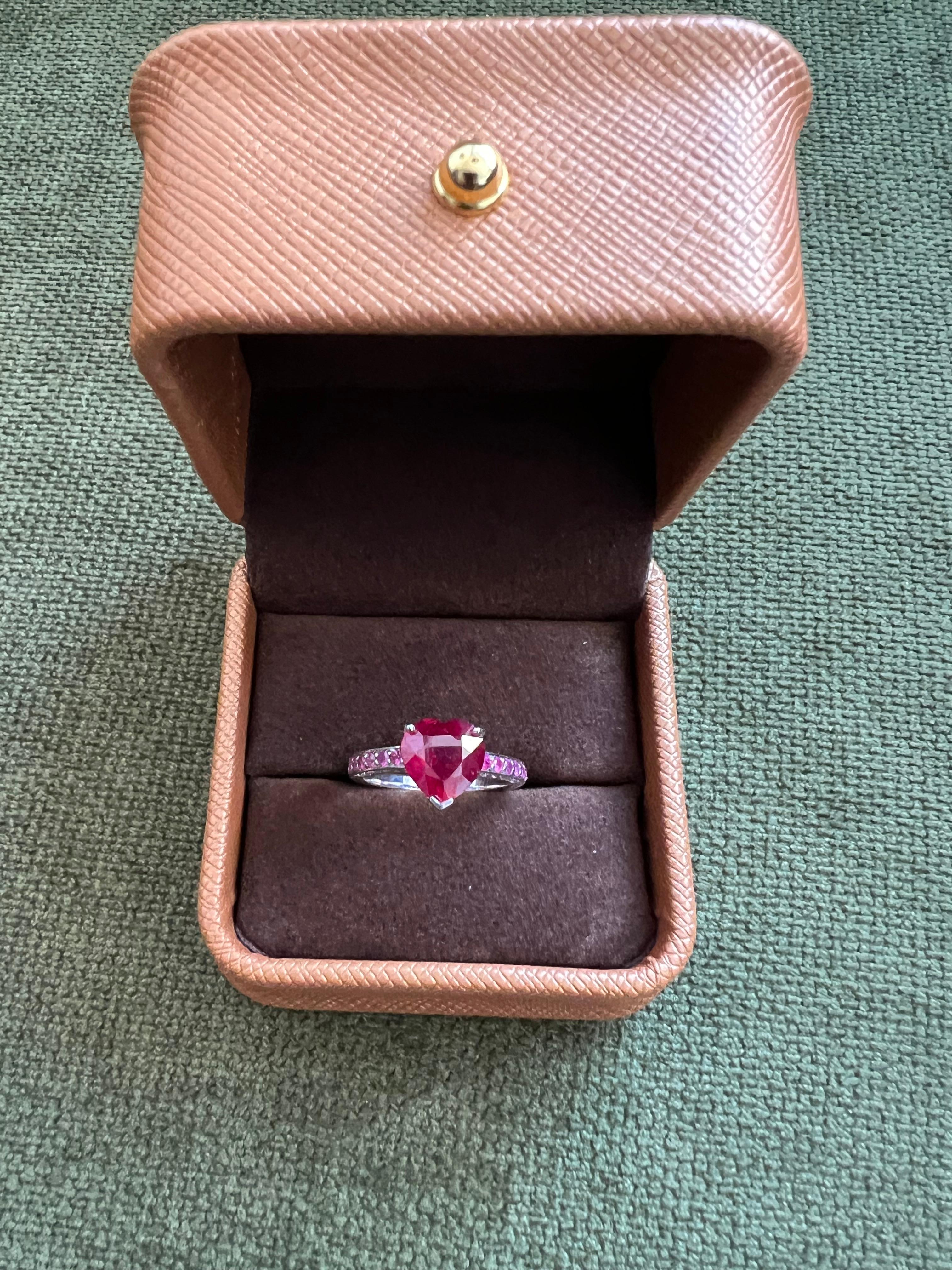 Anello da cocktail vintage con diamanti e rubini 