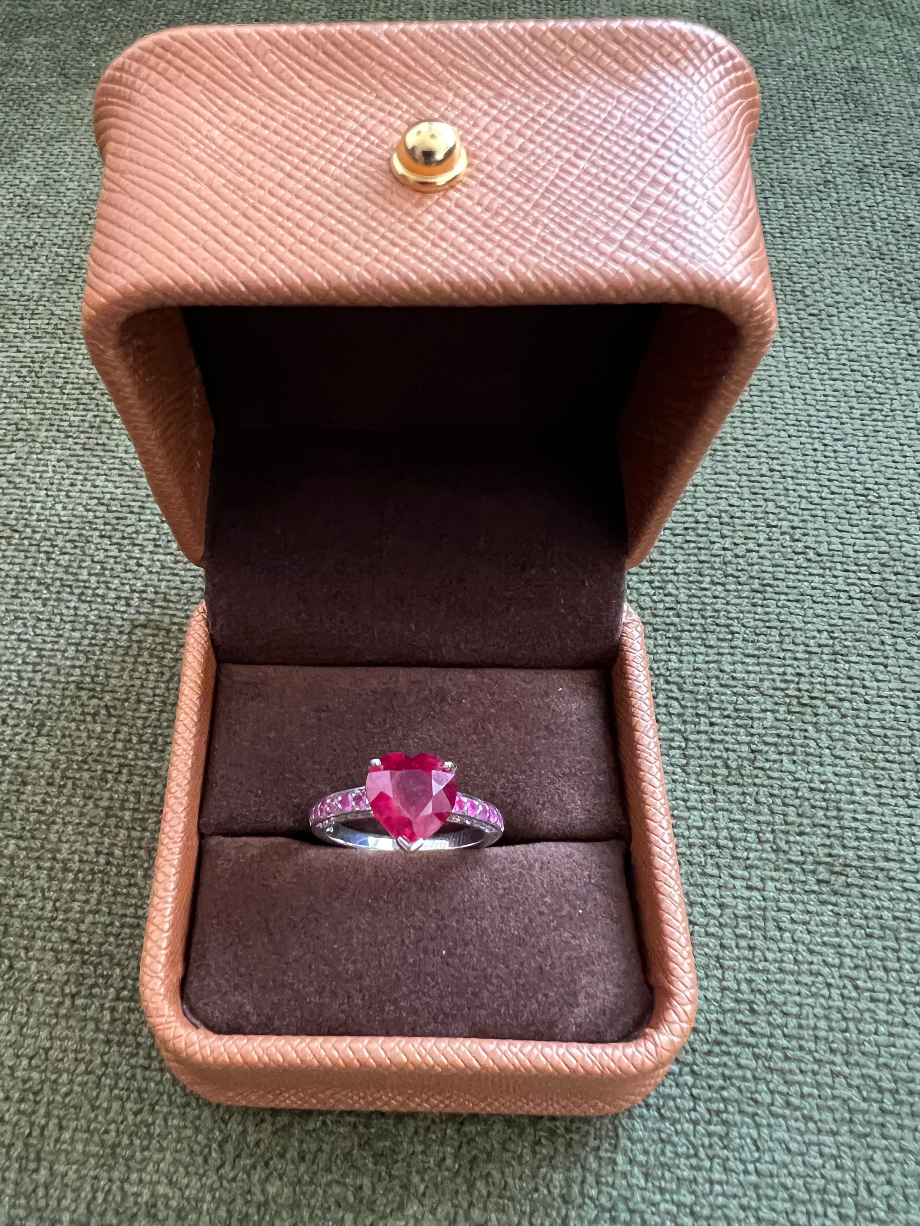 Anello da cocktail vintage con diamanti e rubini 