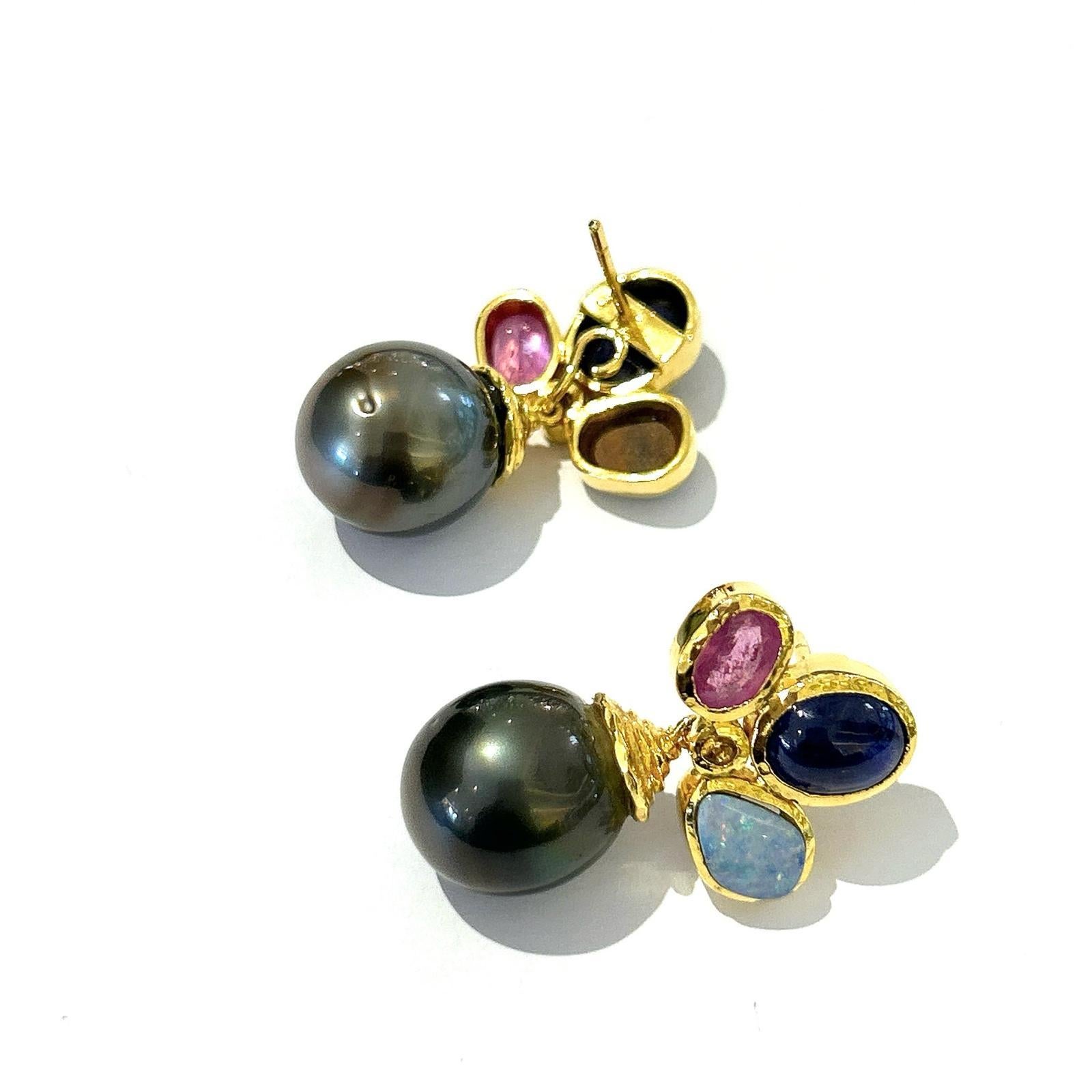 Bochic Orient-Ohrringe aus 18 Karat Gold und Silber mit mehreren Edelsteinen und Südseeperlen (Ovalschliff) im Angebot