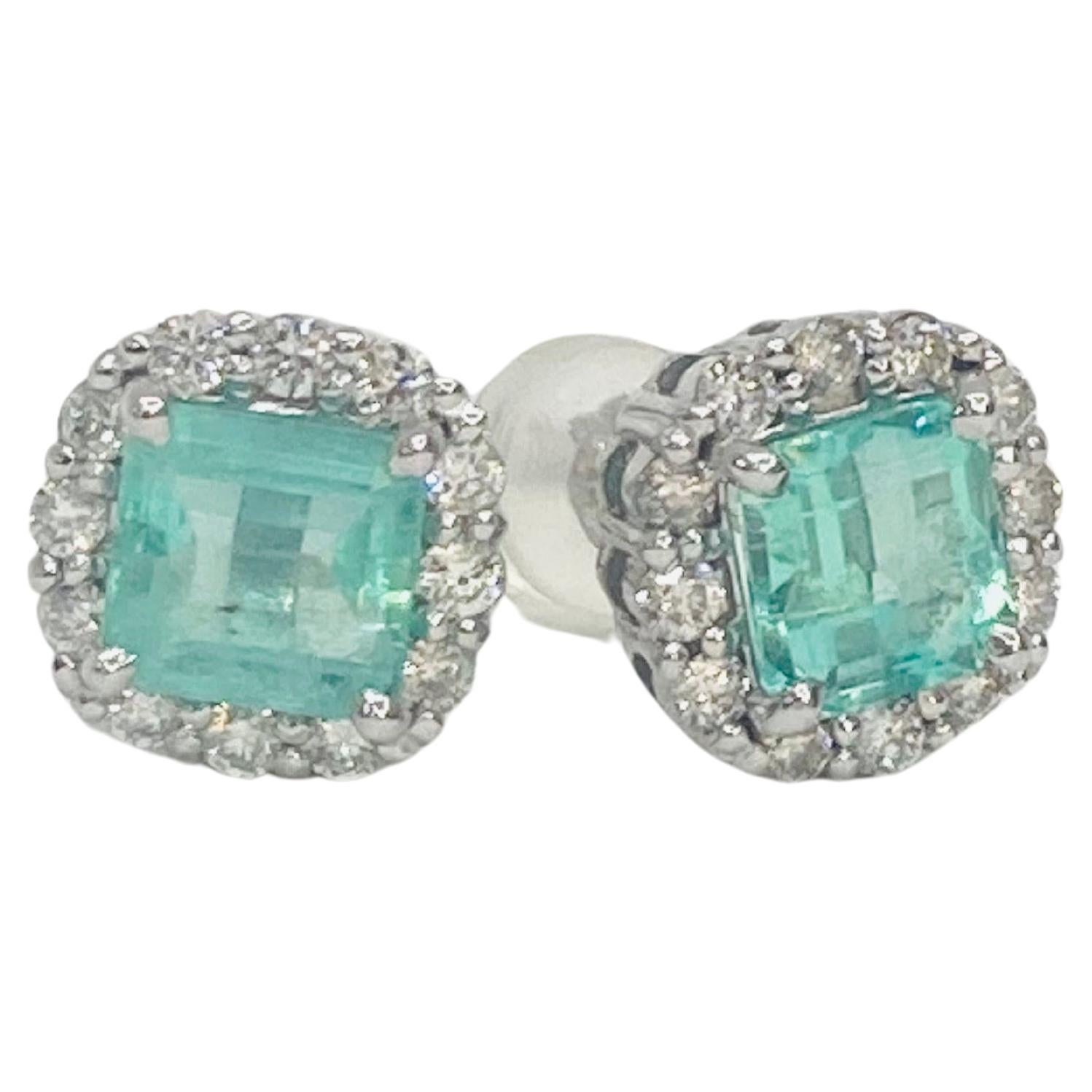 Bochic Vintage Colombian Emeralds & Diamond Cluster Clous d'oreilles
Emeraude verte naturelle carrée 
1,65 carat 
Diamants 0,36 carat 
Couleur F 
VS clarté 
Or blanc 18K

Ces Eleg sont issus de la collection 