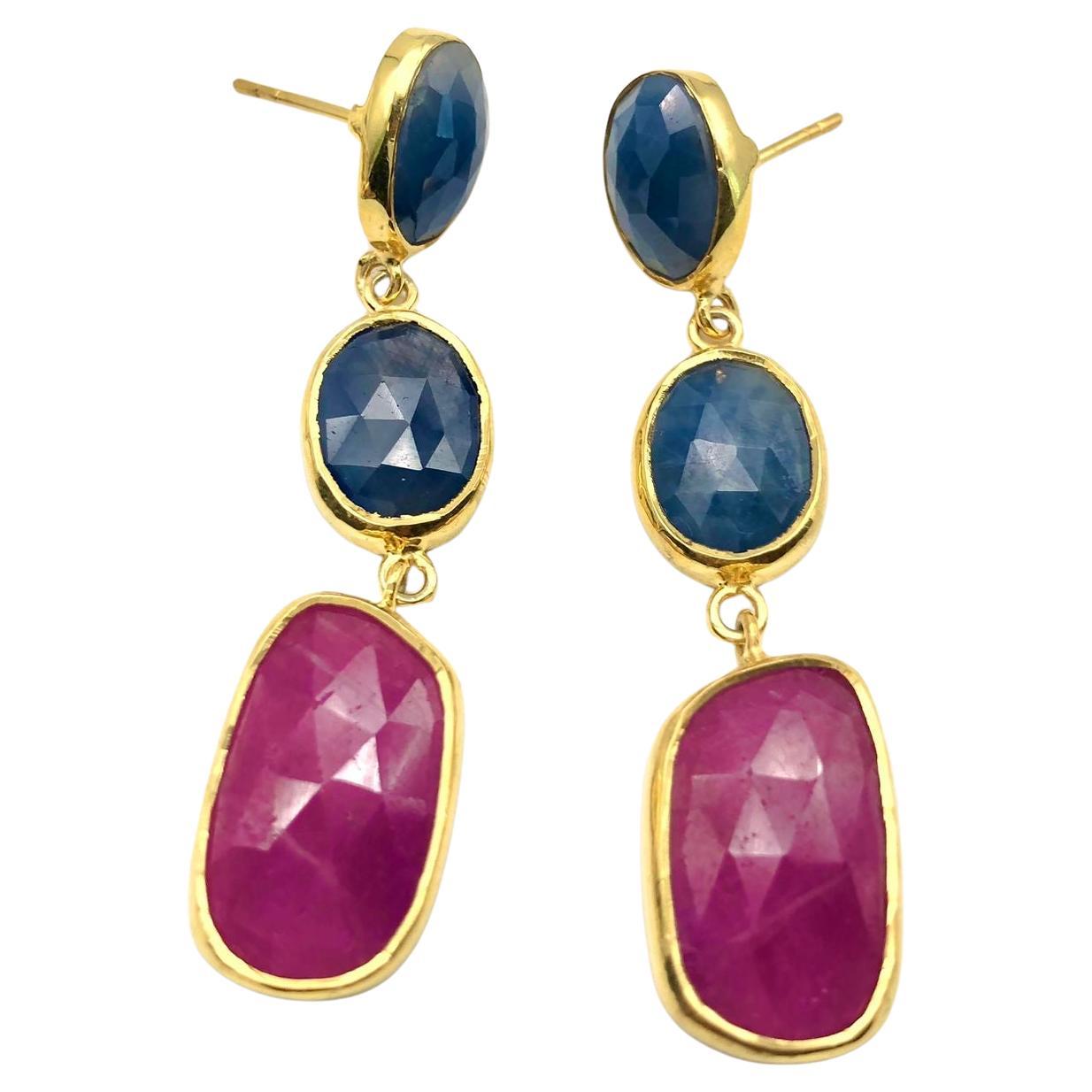 Bochic "Capri" Smaragd, Rubin & Multi Rough Cut Sapphire Ohrringe Set in 18K Gold im Angebot