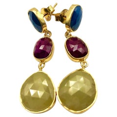 Orecchini Bochic "Capri" con rubino e zaffiri multipli tagliati a vivo in oro e argento 18 carati
