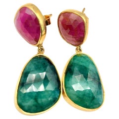 Orecchini Bochic "Capri" con rubino e smeraldi multipli tagliati a vivo in oro e argento 18 carati
