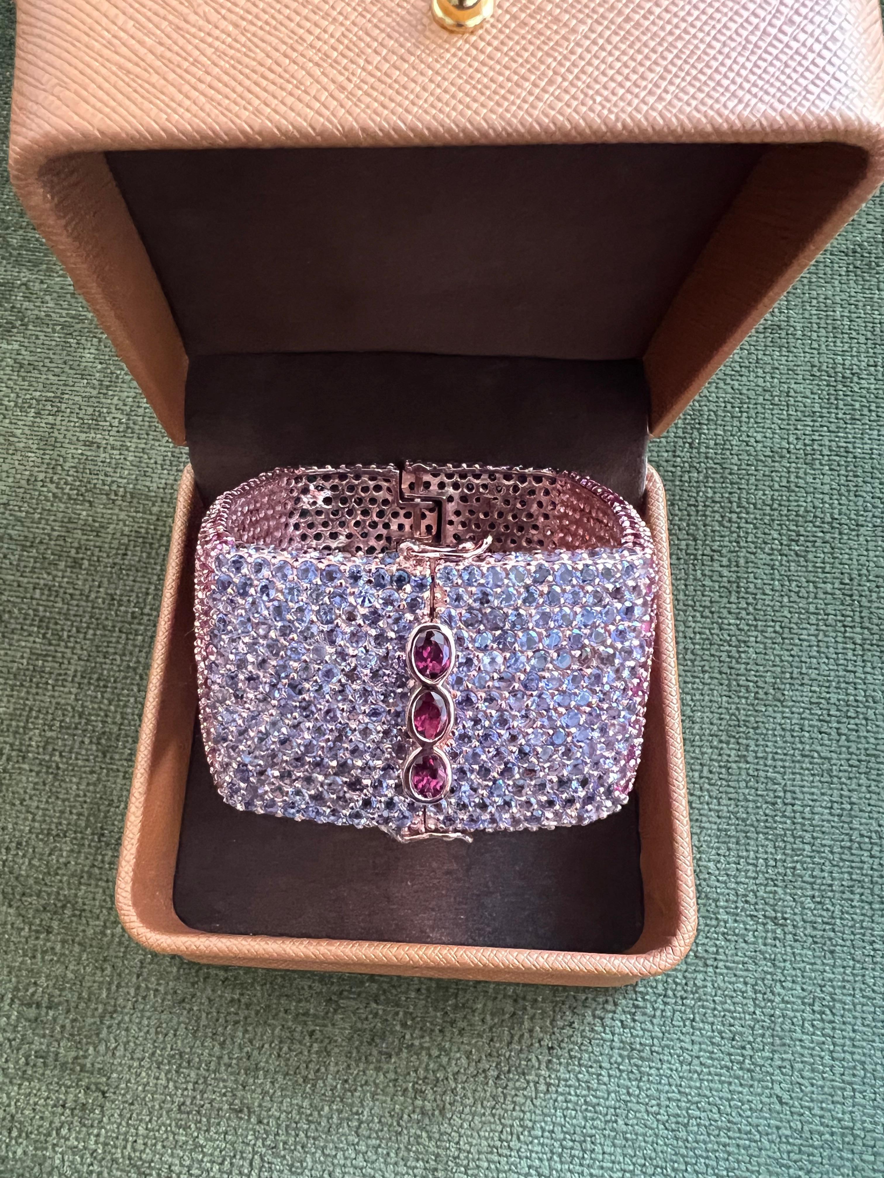 Bochic “Capri” Vintage Multi Amethyst & Ruby Bangle Set In 18K Gold & Silver 

15 Carats 

This Bangle is from the 